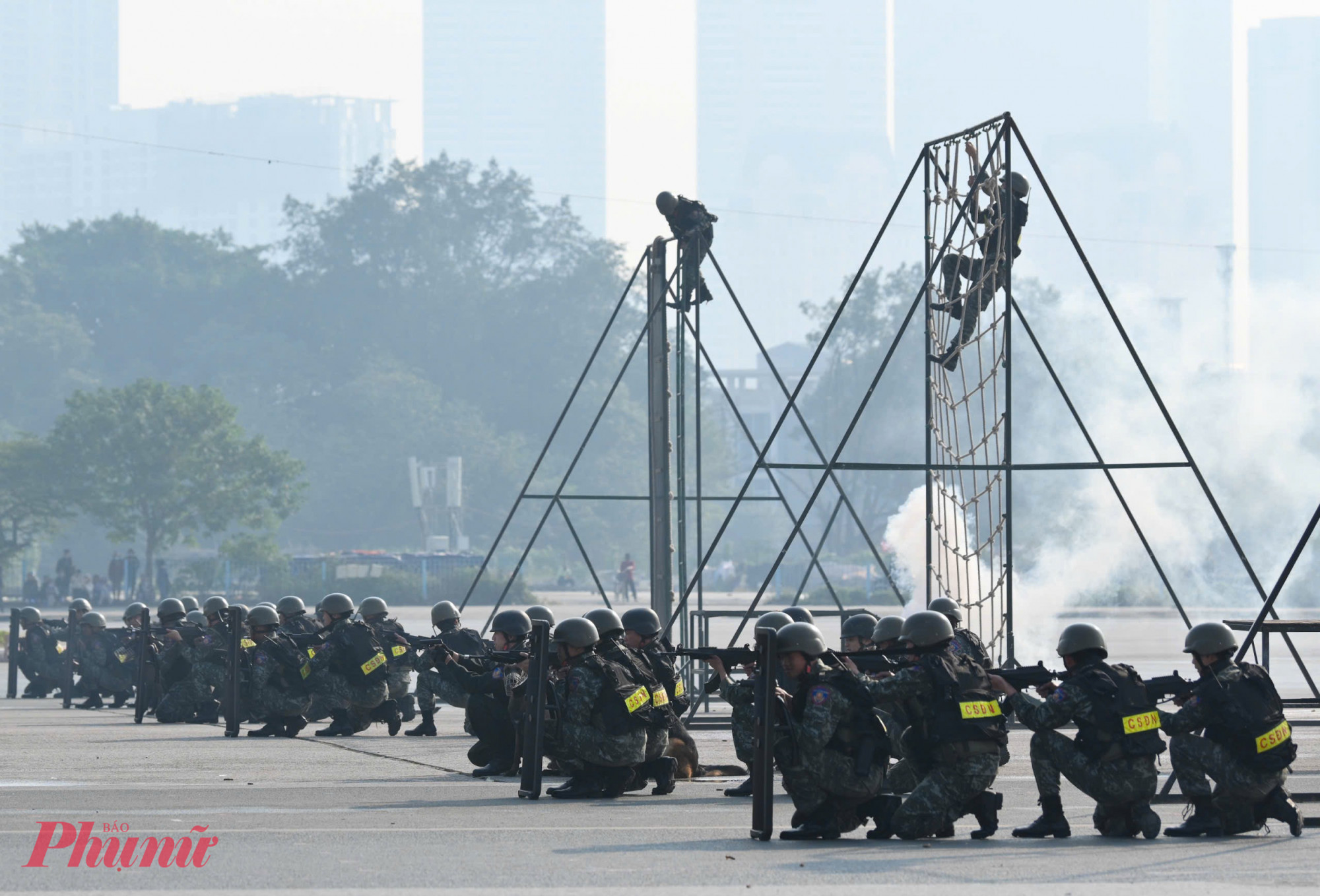 Ngay sau đó là màn trình diễn các kỹ thuật vận động, khắc phục vật cản, bắn súng ứng dụng