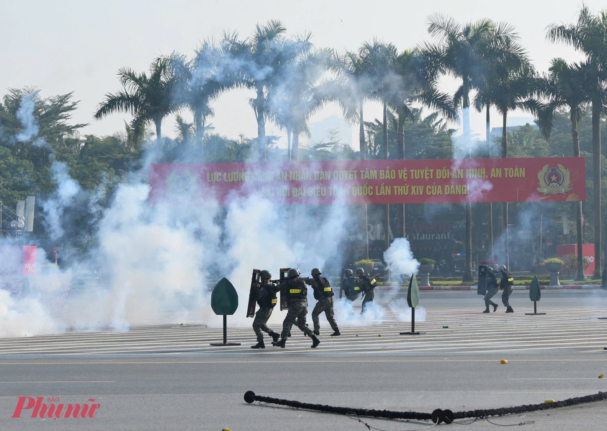 tình huống mô phỏng tấn công, trấn áp tội phạm cố thủ trong lô cốt, trong nhà. Các chiến sĩ đặc nhiệm lợi dụng địa hình, địa vật bí mật để tiếp cận mục tiêu.