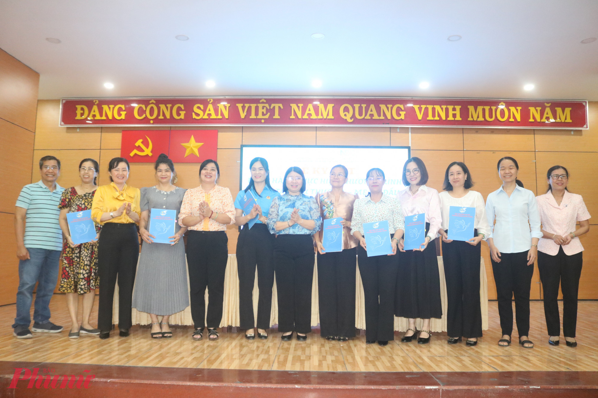 Đại diện các đơn vị ký kết đồng hành thực hiện chương trình “Vòng tay yêu thương – Mẹ đỡ đầu” chăm sóc trẻ mồ côi có hoàn cảnh khó khăn, giai đoạn 2026 – 2027 - Ảnh: Thảo Nguyên