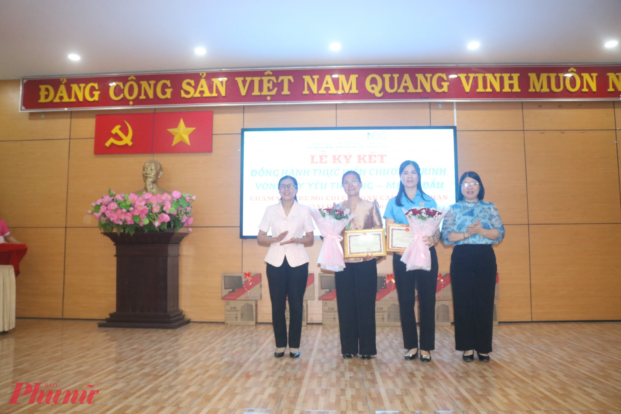 Tại buổi lễ, bà Trần Thị Huyền Thanh – Bí thư Đảng ủy, Chủ tịch HĐND phường Đông Hưng Thuận (bìa phải) và bà Võ Thị Ngọc Lan – Phó chủ tịch UBND phường (bìa trái) – trao giấy khen của UBND phường đến đại diện các tập thể có nhiều đóng góp cho công tác an sinh xã hội trên địa bàn trong năm 2025 - Ảnh: Thảo Nguyên