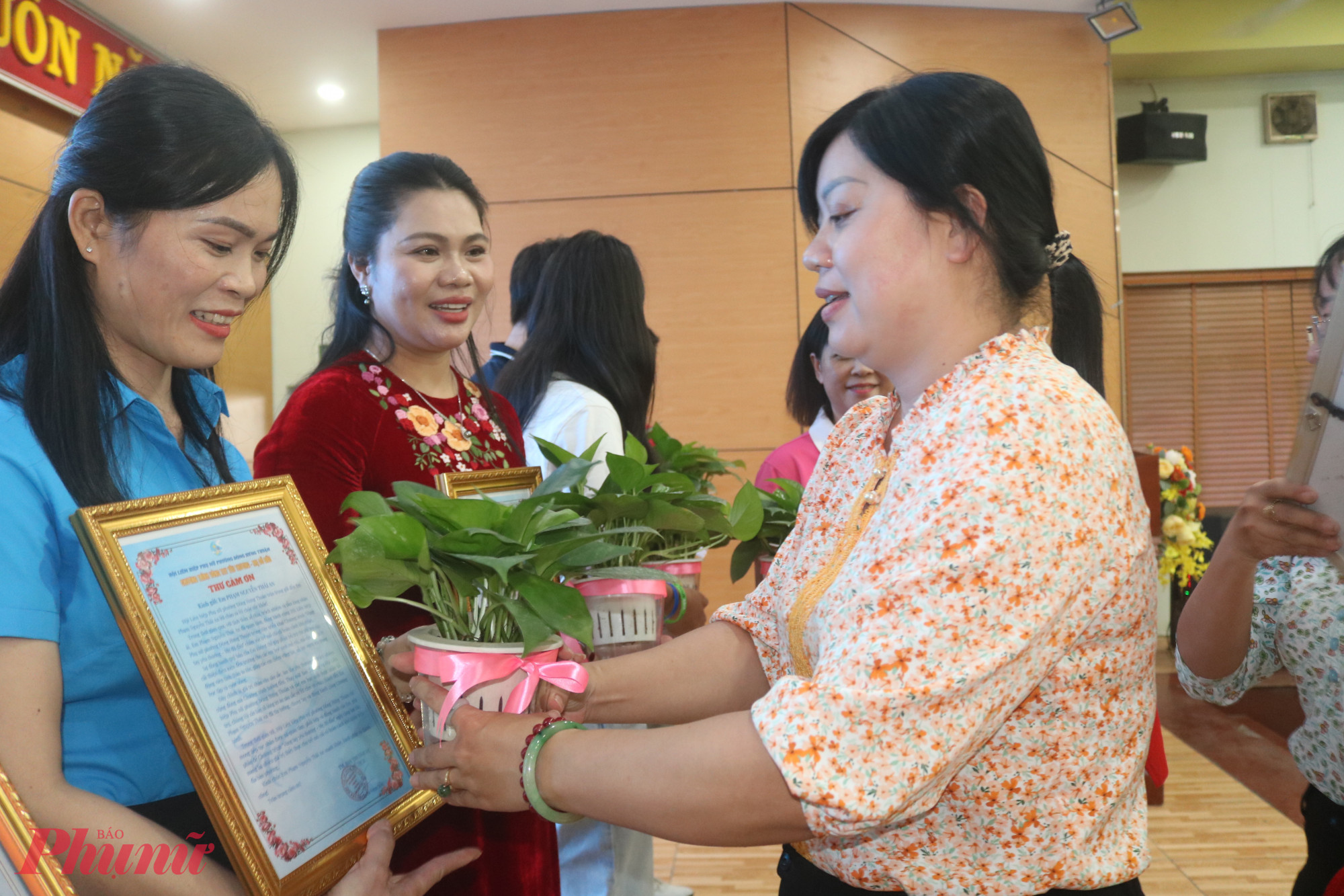 Bà Nguyễn Thị Ngoãn – Chủ tịch Ủy ban MTTQ Việt Nam phường Đông Hưng Thuận – trao thư cảm ơn các tập thể, cá nhân đã đồng hành cùng địa phương chăm lo các em học sinh, sinh viên - Ảnh: Thảo Nguyên