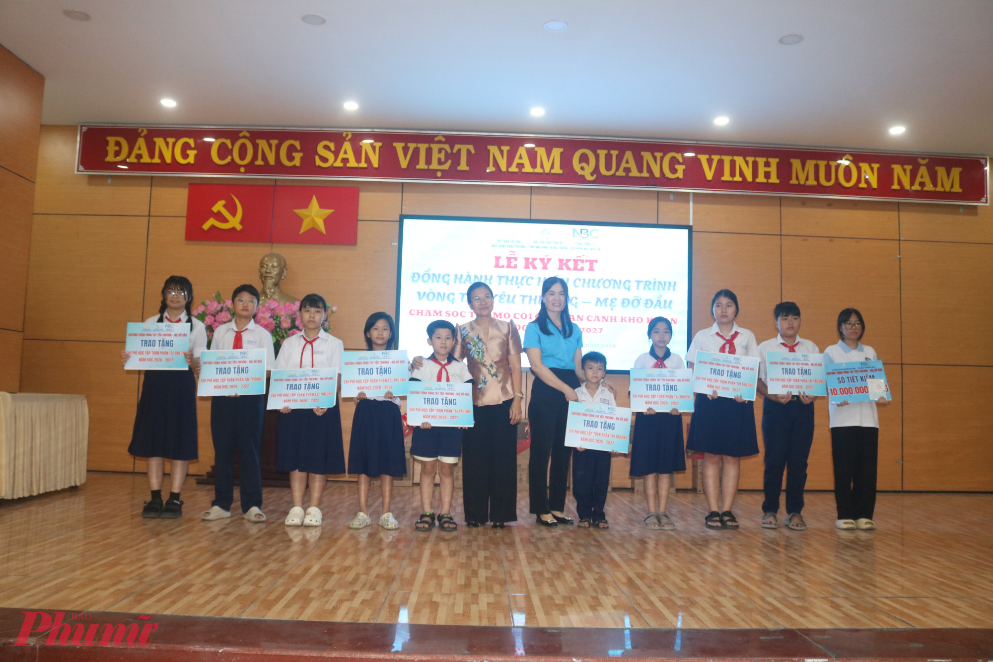 Ban tổ chức trao bảng tượng trưng gói hỗ trợ chi phí học tập toàn phần cho các em học sinh, sinh viên - Ảnh: Mẫn Nhi