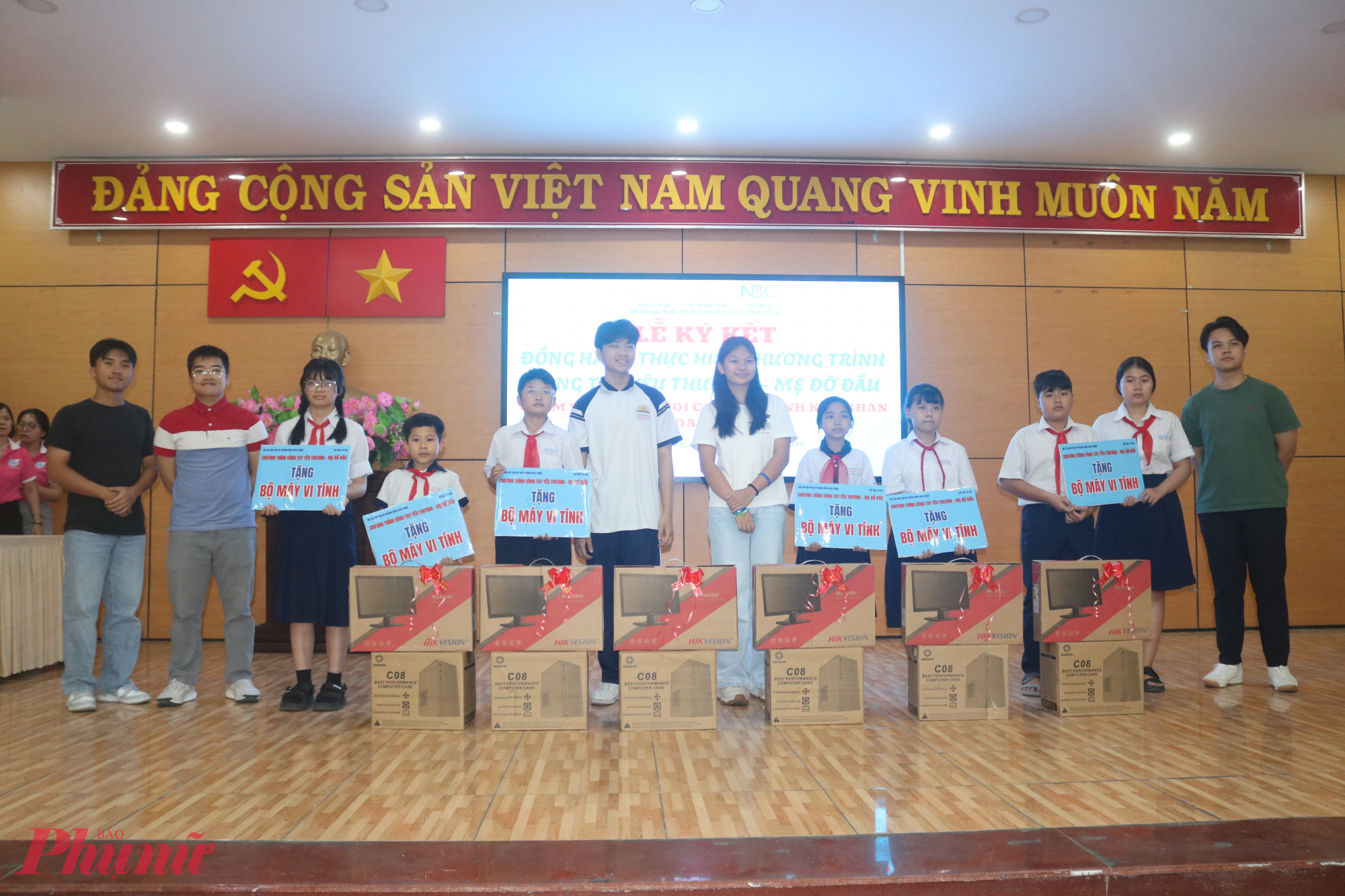6 bộ máy vi tính được trao đến các em học sinh - Ảnh: Thảo Nguyên