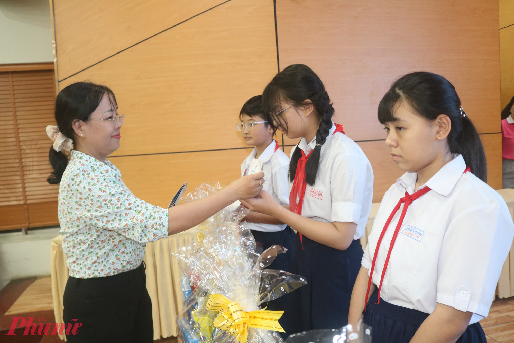 Bà Nguyễn Ngọc Yến – Phó chủ tịch Ủy ban MTTQ Việt Nam phường Đông Hưng Thuận, Chủ tịch Hội LHPN phường – trao quà ccho các em nhân dịp tết Nguyên đán Bính Ngọ 2026 - Ảnh: Thảo Nguyên