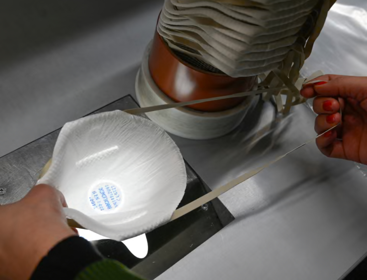 Mặt nạ lọc khí được đề xuất làm tiêu chuẩn mới trong bệnh viện - Ảnh: Thomas Kienzle