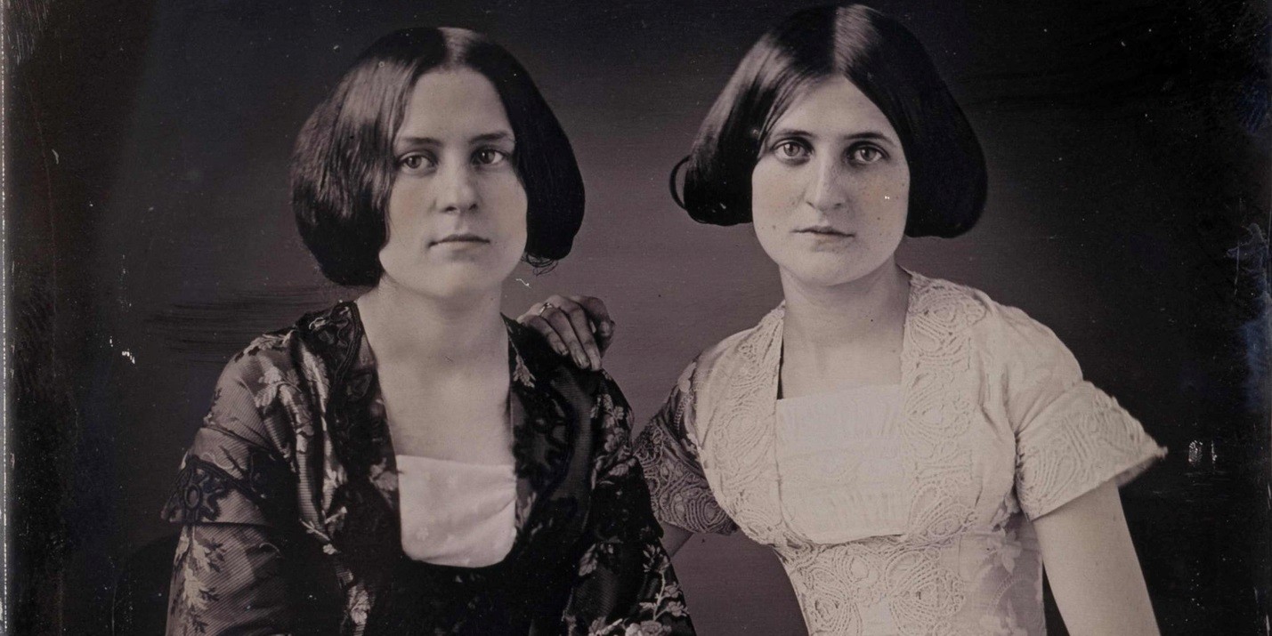 Lịch sử bí ẩn của những hội kín kết nối người âm tại Mỹ hai chị em thiếu niên là Kate (11 tuổi) và Maggie Fox (14 tuổi)