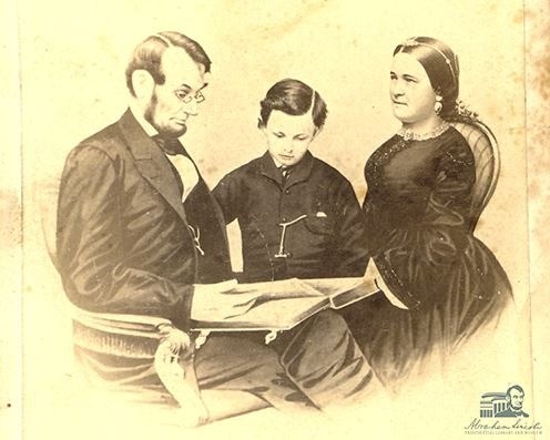 Lịch sử bí ẩn của những hội kín kết nối người âm tại Mỹ ẩn sâu dưới lớp vỏ bọc hiện đại ấy là một dòng chảy ngầm đầy bí ẩn đã tồn tại song hành cùng lịch sử quốc gia này suốt gần hai thế kỷ: Phong trào Tâm linh (Spiritualism).