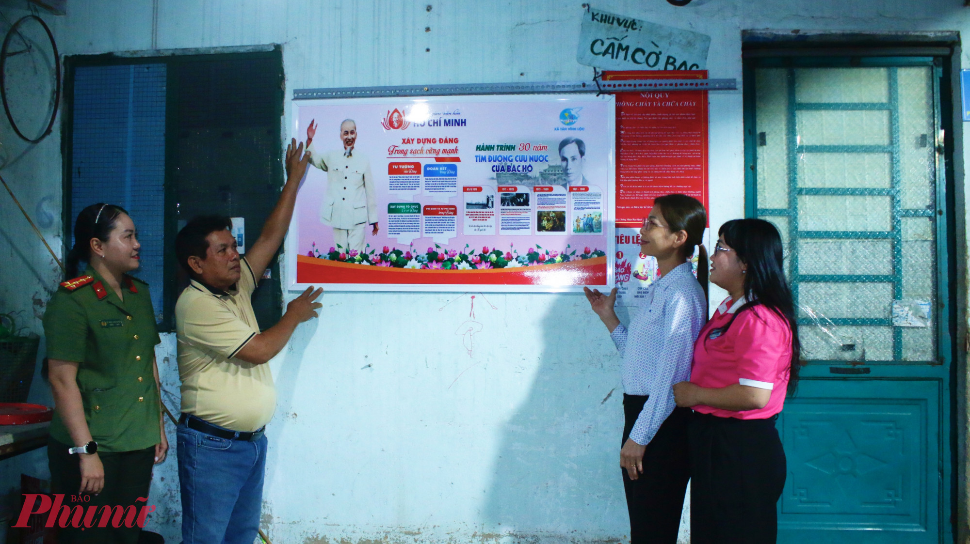 Bên cạnh đó, Hội LHPN xã còn trao tặng công trình “Không gian Văn hóa Hồ Chí Minh” cho khu nhà trọ của Bùi Văn Cuội, góp phần xây dựng không gian sinh hoạt văn hóa lành mạnh, lan tỏa các giá trị tư tưởng, đạo đức, phong cách Hồ Chí Minh trong cộng đồng dân cư.