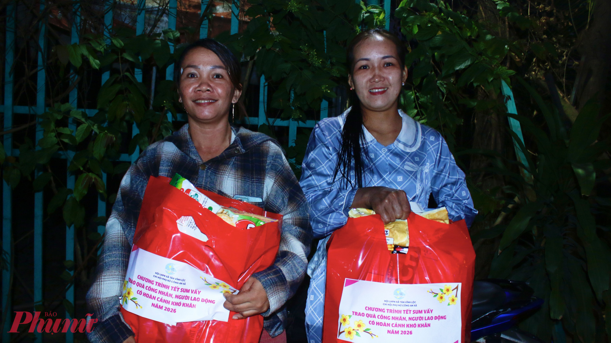 Chị Trần Thị Chành Thi (bìa trái) và Huỳnh Thị Sô The cùng làm nghề ve chai, vui mừng nhận quà ra về. Với 2 chị, đây là những phần quà yêu thương, giúp bữa cơm của gia đình thêm đủ đầy hơn. 