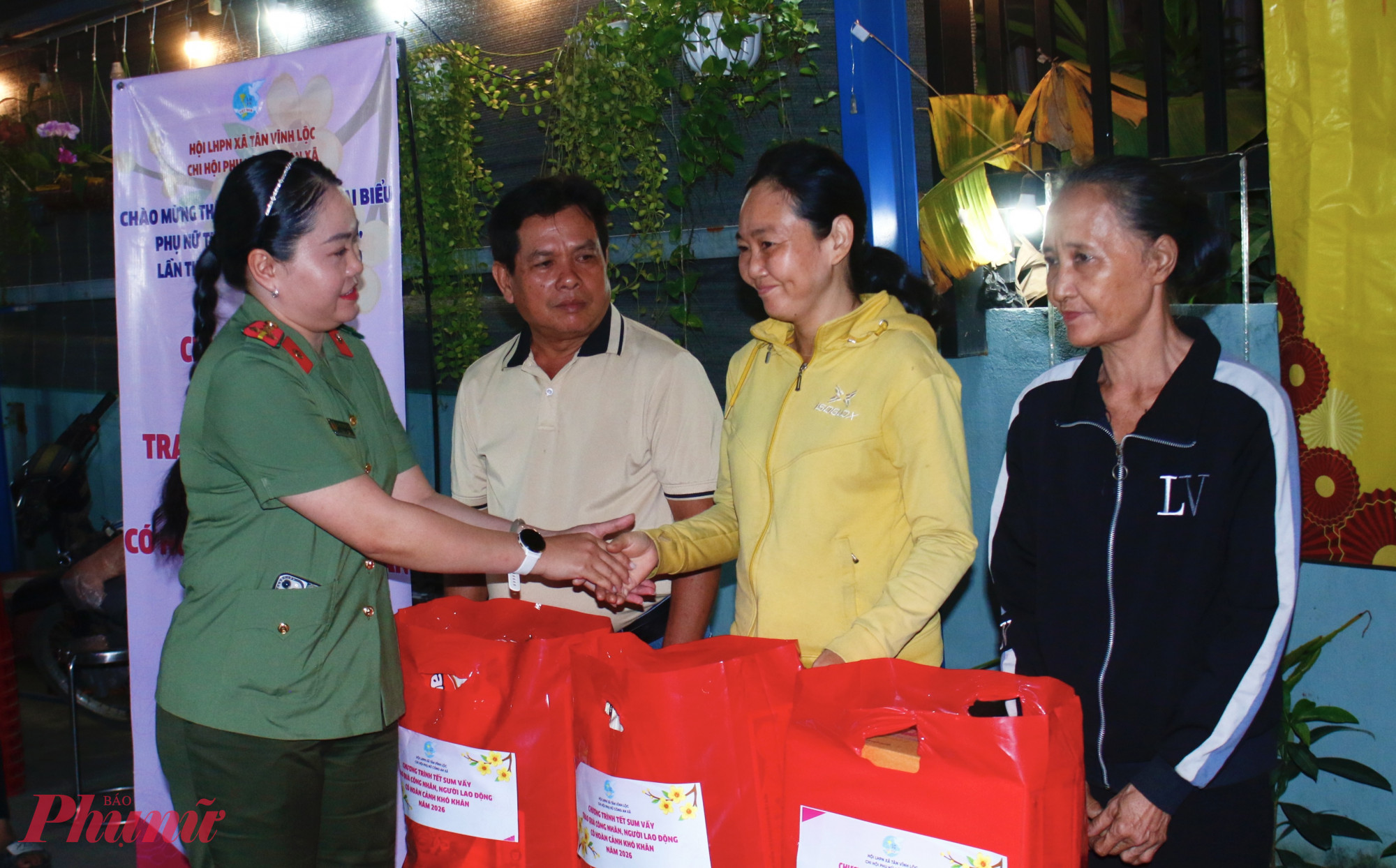 Bà Lê Ngọc Kim Quyên – Chi hội trưởng Chi hội Phụ nữ Công an xã Tân Vĩnh Lộc trao quà đến công nhân, người lao động.