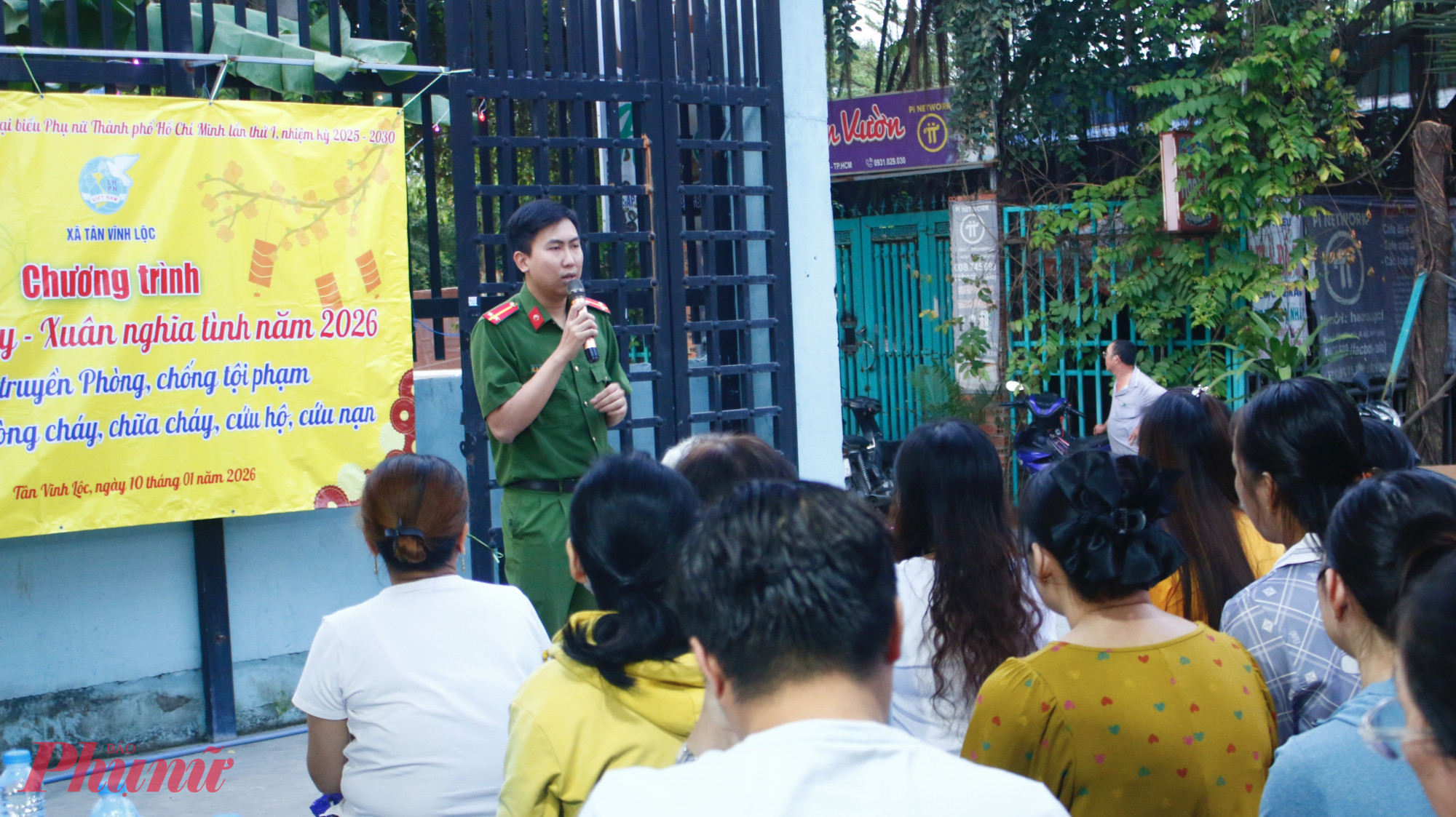 Trung úy Trần Minh Hoàng – Cán bộ tuyên truyền Công an xã Tân Vĩnh Lộc đã phổ biến các nội dung về phòng, chống tội phạm, đặc biệt trong dịp Tết. Theo Trung úy, hiện nay các đối tượng phạm tội ngày càng tinh vi, thường lợi dụng các khu nhà trọ để thực hiện hành vi vi phạm pháp luật. Vì vậy, Trung úy khuyến cáo người lao động, đặc biệt là nữ công nhân cần nâng cao cảnh giác, hạn chế đeo trang sức có giá trị, tránh đi vào các tuyến đường vắng, không nghe điện thoại khi đang di chuyển ngoài đường. Đồng thời, người dân không đăng tải hình ảnh, thông tin liên quan đến giấy tờ cá nhân, không cung cấp số tài khoản ngân hàng, mã OTP hay thông tin cá nhân cho người lạ nhằm phòng tránh các thủ đoạn lừa đảo công nghệ cao.