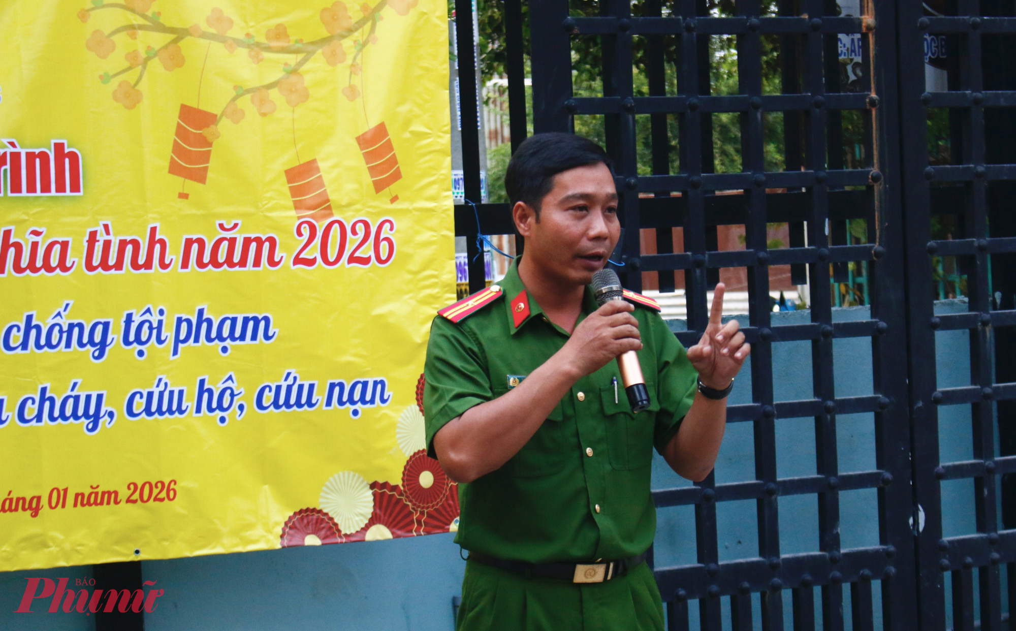 Thiếu tá Trương Tuấn An – cán bộ Phòng PC07 cho biết, tại các khu nhà trọ, nguy cơ cháy nổ thường bắt nguồn từ sự cố điện, việc sử dụng bình gas không an toàn, tích trữ nhiều vật dụng dễ cháy. Khi xảy ra cháy, người dân cần giữ bình tĩnh, nhanh gọi cứu hộ, cứu nạn và nhanh chóng xác định lối thoát nạn an toàn.Để tránh bị ngạt khói, nên dùng khăn hoặc vải thấm nước che kín mũi và miệng, cúi thấp người hoặc trườn, bò sát mặt đất để hạn chế hít phải khói độc nguy hiểm.