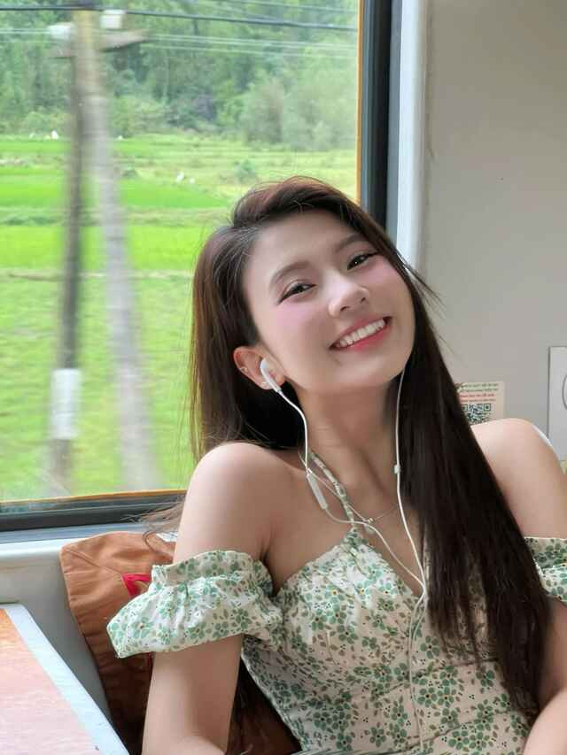 Về thời trang, Chang Mây ưu ái các thiết kế mang tinh thần nữ tính, thoải mái nhưng không kém phần cuốn hút. Những chiếc váy hai dây họa tiết hoa, áo trễ vai hay trang phục denim tối giản được cô phối khéo léo, tôn dáng mà vẫn giữ nét mềm mại.