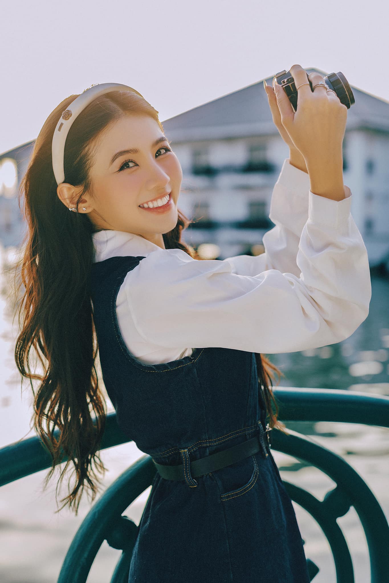 Chang Mây ghi dấu ấn với vẻ đẹp trẻ trung, trong trẻo, mang màu sắc ''nàng thơ'' đúng chuẩn xu hướng giới trẻ hiện nay. Gương mặt nhỏ nhắn, làn da sáng cùng nụ cười rạng rỡ giúp cô dễ dàng tạo thiện cảm. Ở nhiều khung hình chụp ngoài trời, ánh sáng tự nhiên càng tôn lên đường nét mềm mại, khiến tổng thể nhan sắc của Chang Mây thêm phần dịu dàng, gần gũi.