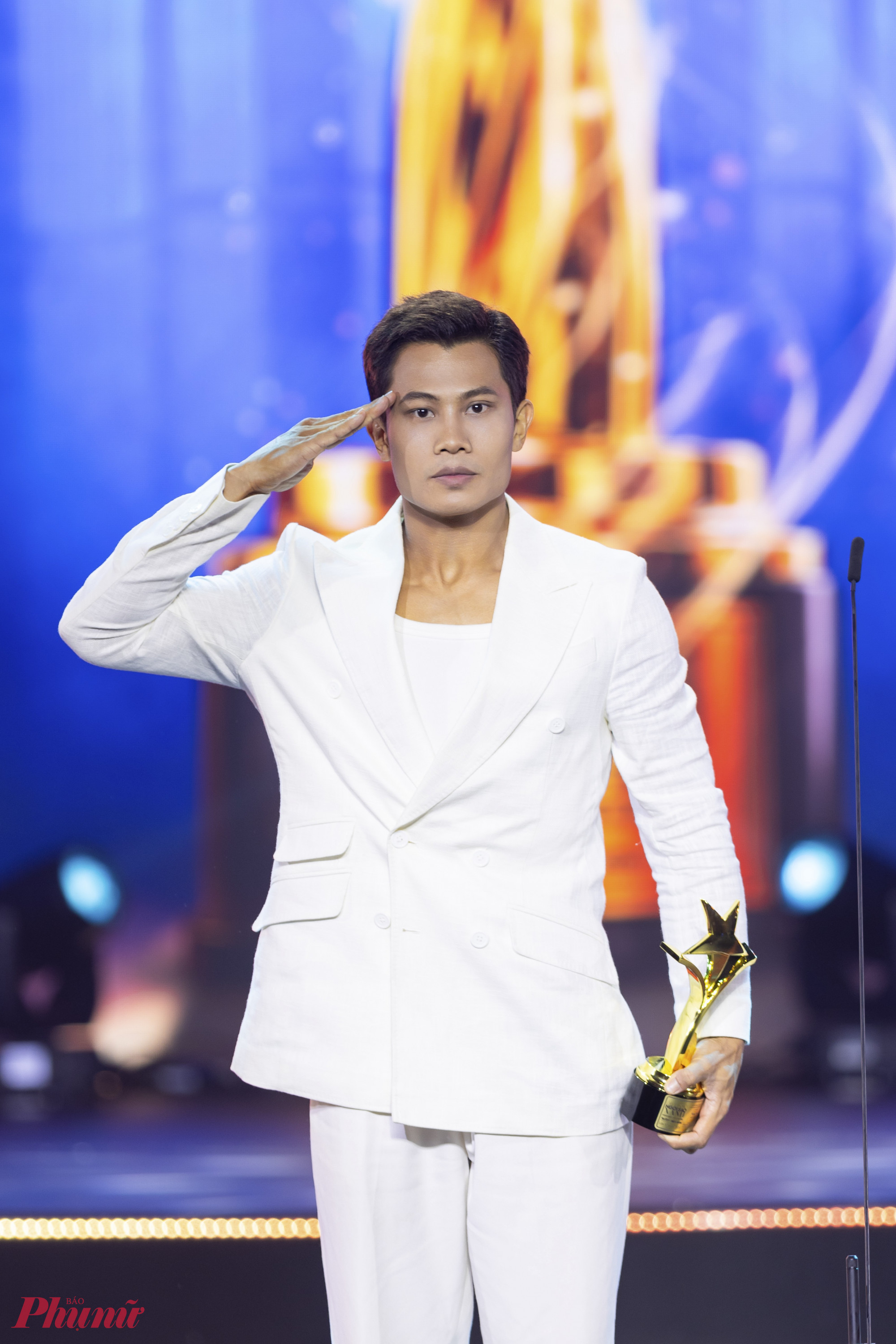Diễn viên Phương Nam nhận giải với động tác chào 