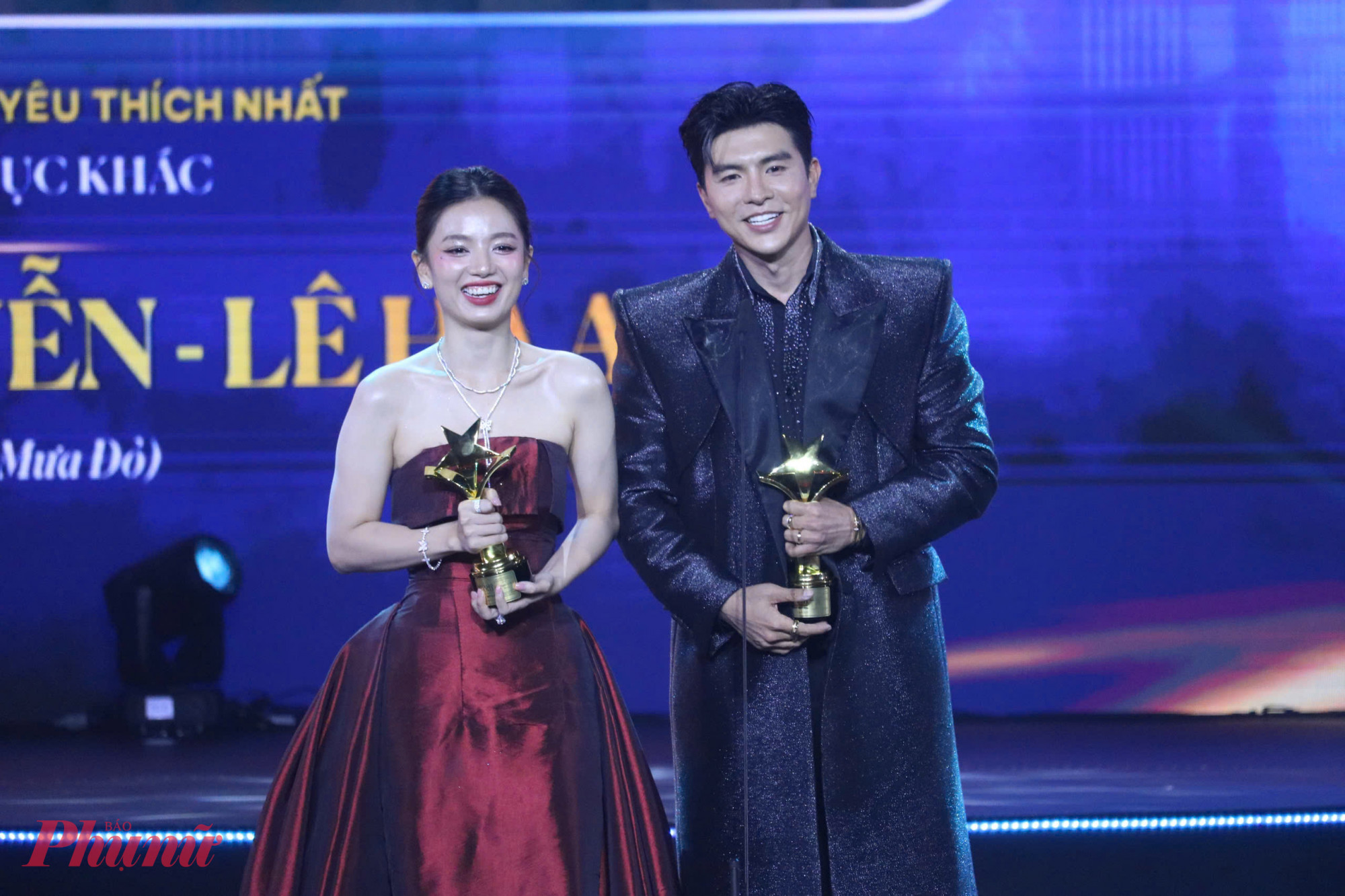 Diễn viên Lê Hạ Anh và Steven Nguyễn nhận giải cặp đôi được yêu thích nhất