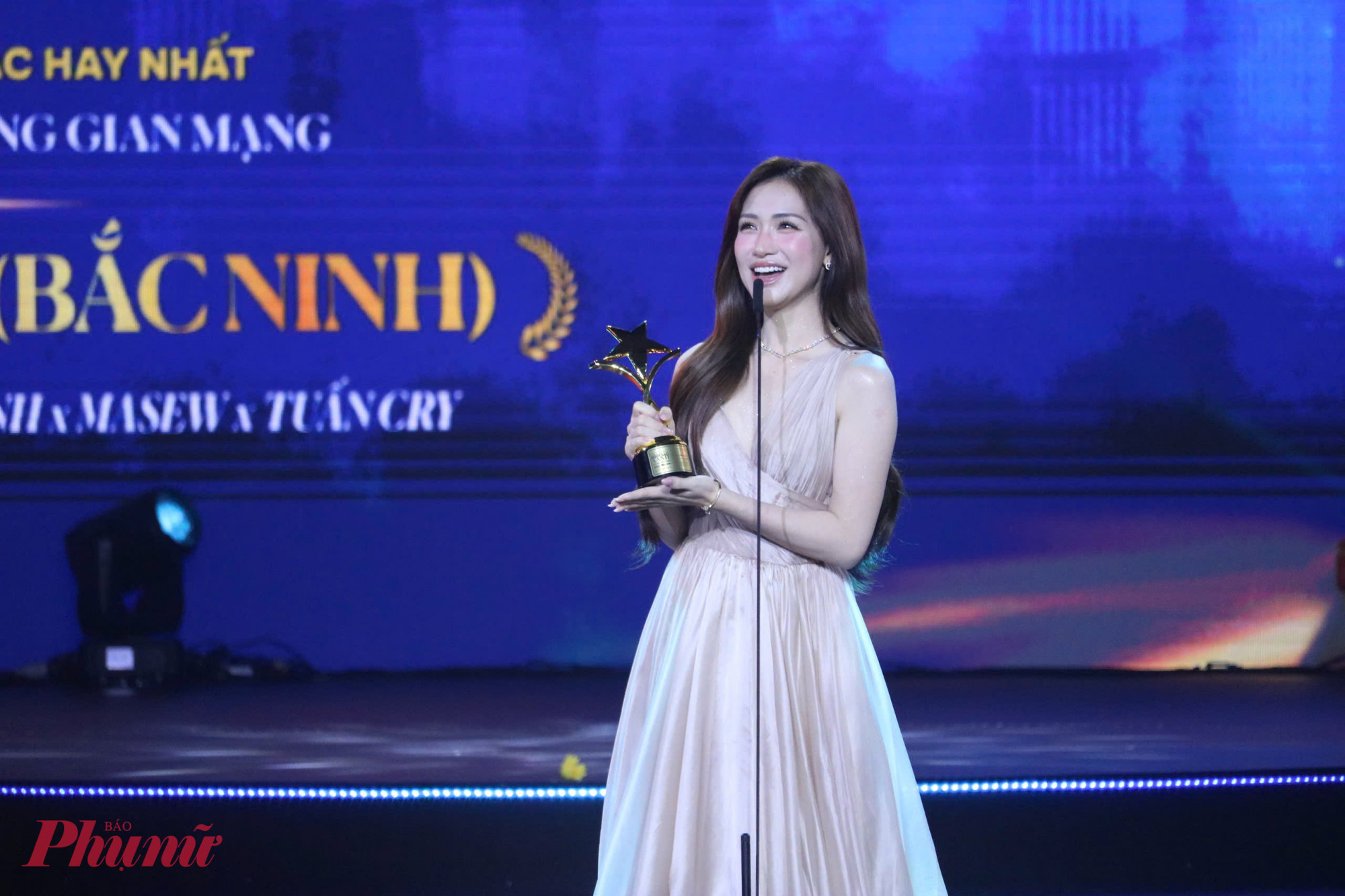 Hoà Minzy chia sẻ khi nhận giải thưởng