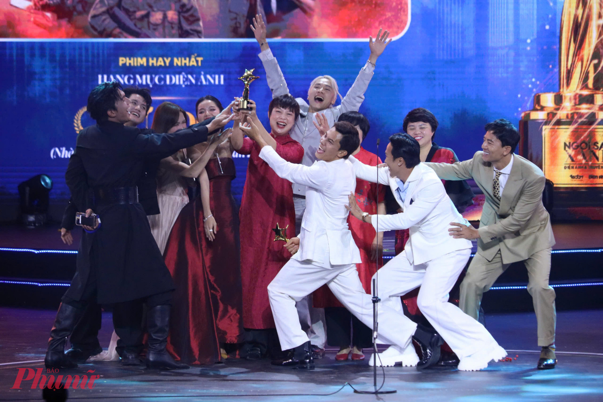 Đoàn phim Mưa đỏ ăn mừng trên sân khấu