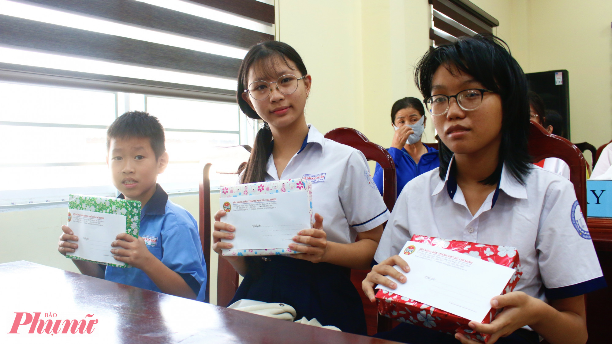 Con, em Hội viên Hội Nông dân xã Tân Vĩnh Lộc vui mừng nhận quà