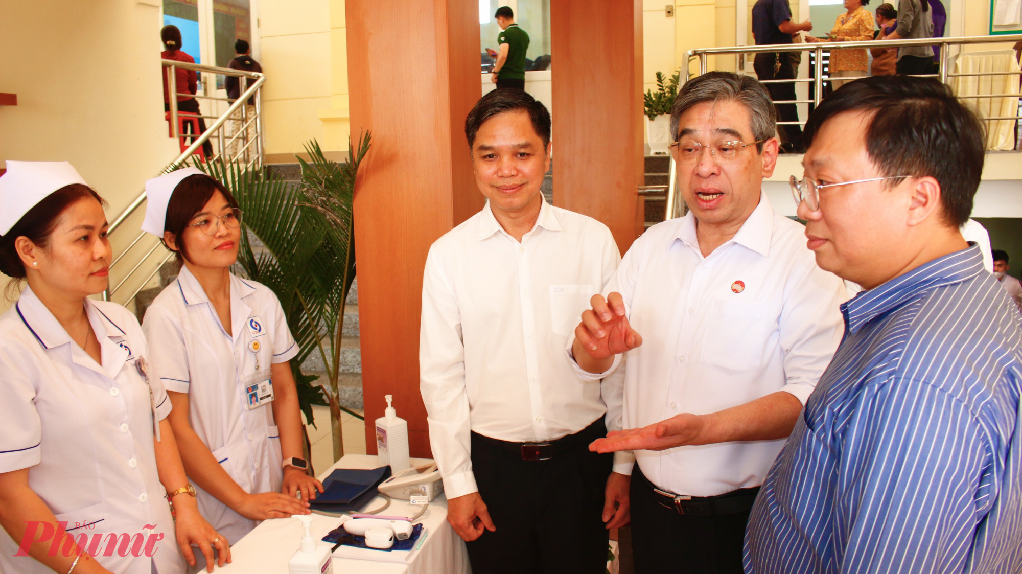 Lãnh đạo Uỷ ban MTTQ Việt Nam TPHCM thăm hỏi nhân viên y tế tham gia khám bệnh, phát thuốc miễn phí cho người dân xã Tân Vĩnh Lộc.