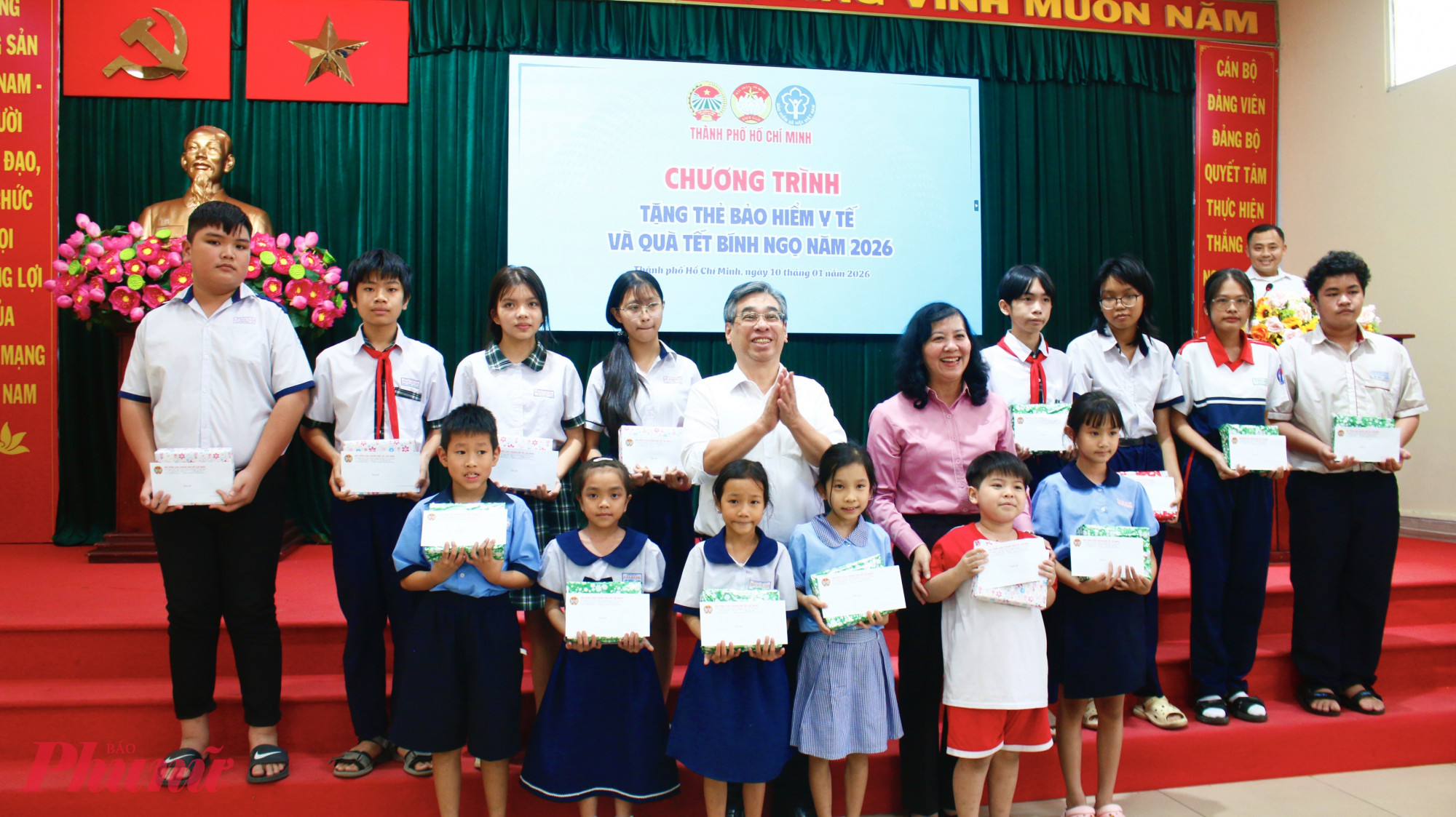 Ông Nguyễn Phước Lộc - Phó Bí thư Thành ủy, Chủ tịch Ủy ban MTTQ Việt Nam TPHCM và bà Huỳnh Thị Kim Xuyến - Phó chủ tịch Hội Nông dân TPHCM trao quà đến con, em hội viên Hội Nông dân xã Tân Vĩnh Lộc.