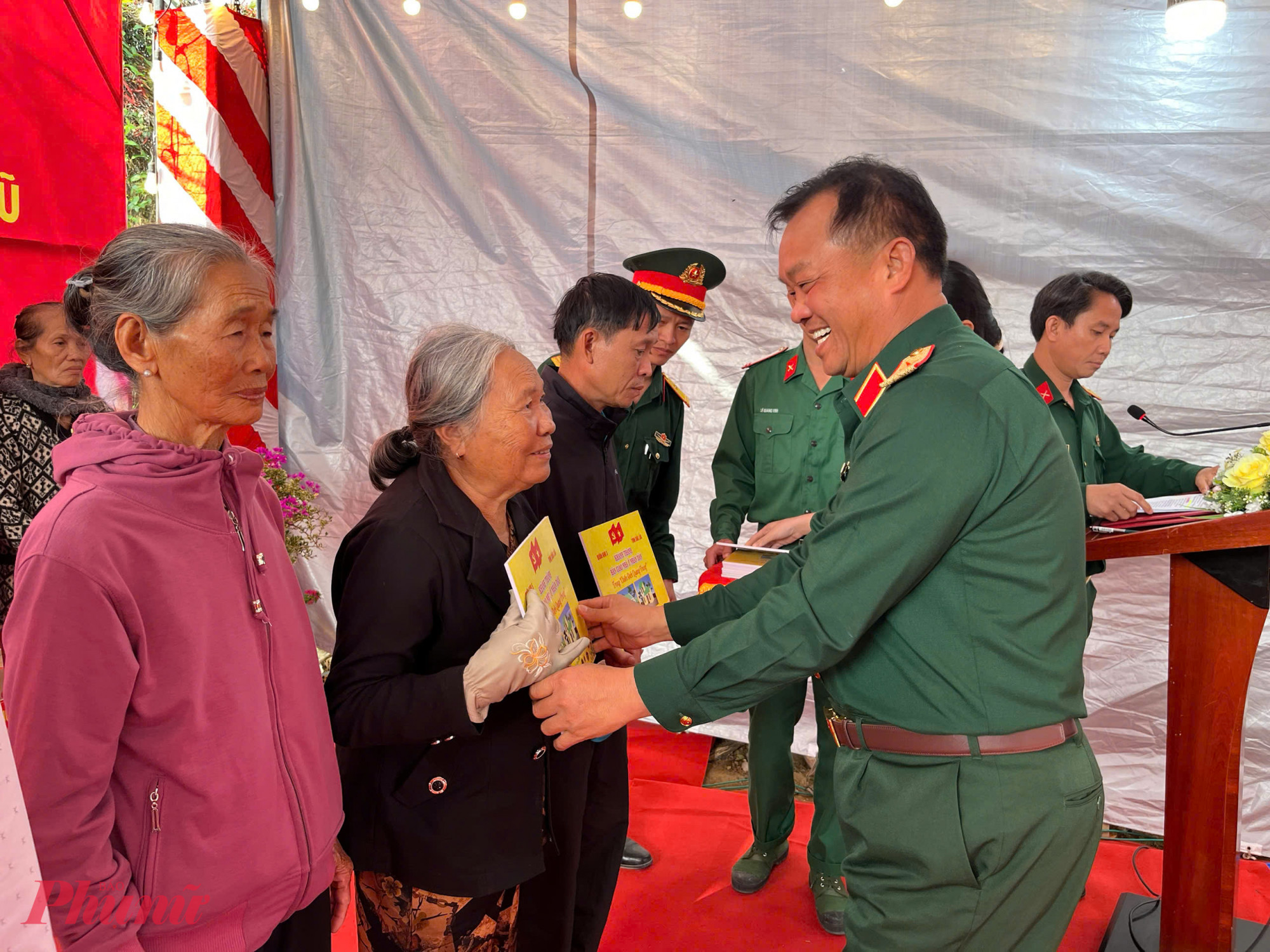 Quân đội hoàn thành chiến dịch Quang Trung, bàn giao 610/610 nhà dân do lực lượng đảm nhiệm_Ảnh: Đức Hiếu.