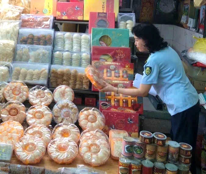 Lực lượng quản lý thị trường TPHCM kiểm tra hàng hóa tại một điểm kinh doanh - Ảnh: Chi cục Quản lý thị trường TPHCM