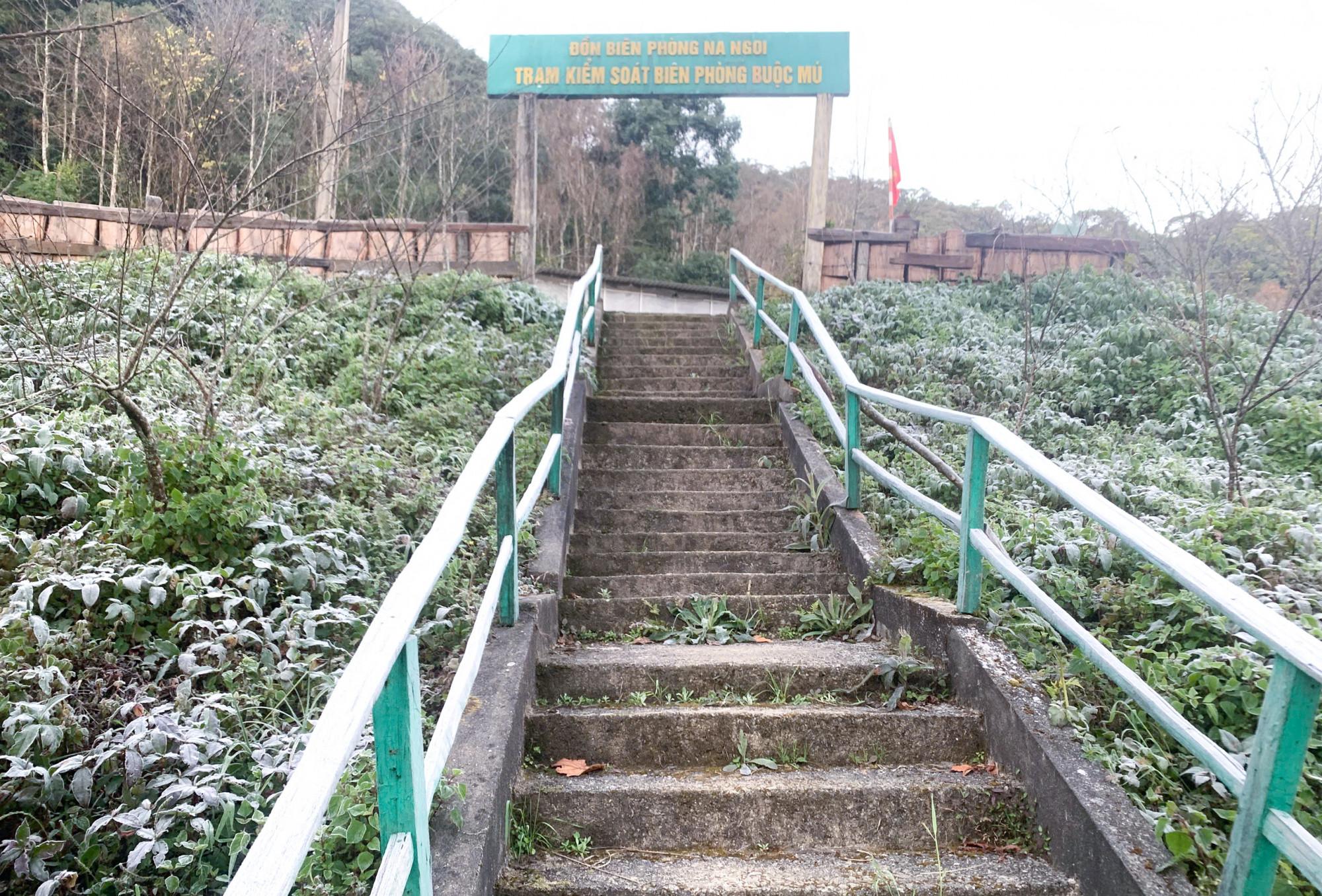 Băng giá bao phủ ở Trạm Kiểm soát biên phòng Buộc Mú - Ảnh: Khánh Trung