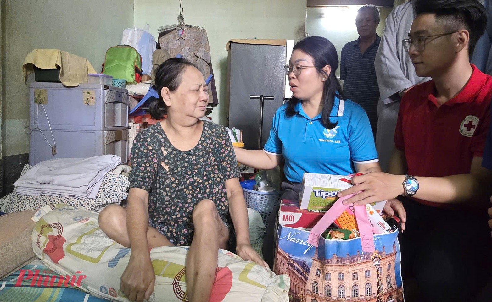 Hội LHPN phường cùng các đơn vị đã đến nhà thăm hỏi, động viên phụ nữ khó khăn, mang nhiều bệnh tật - Ảnh: T.N.