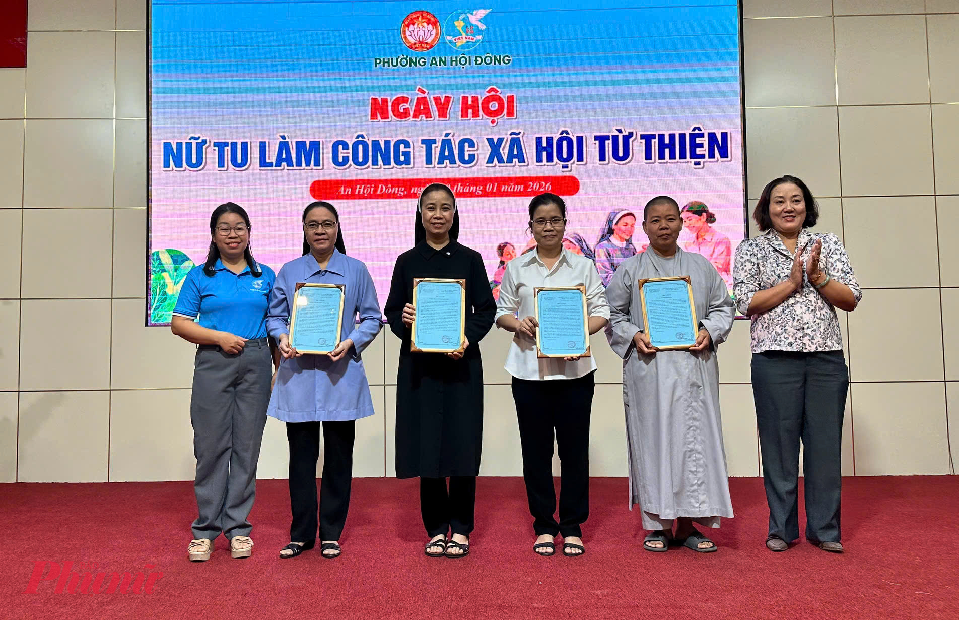 Đại diện lãnh đạo Ủy ban MTTQ Việt Nam phường và Hội LHPN phường An Hội Đông trao thư cảm ơn đến các cơ sở tôn giáo, các Dòng nữ tu đã đồng hành cùng địa phương thực hiện các chương trình an sinh xã hội - Ảnh: T.N.