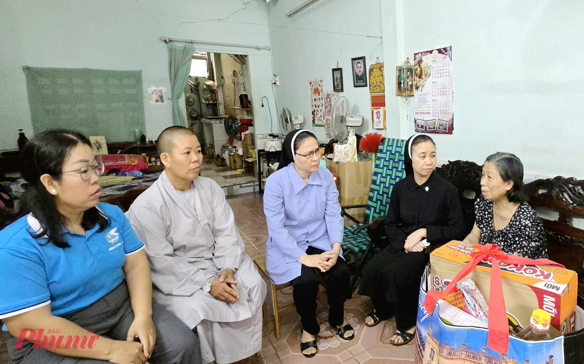 Dịp này, các đoàn thể và nữ tu đã đến nhà thăm hỏi, tặng quà phụ nữ có hoàn cảnh khó khăn trên địa bàn phường - Ảnh: T.N.