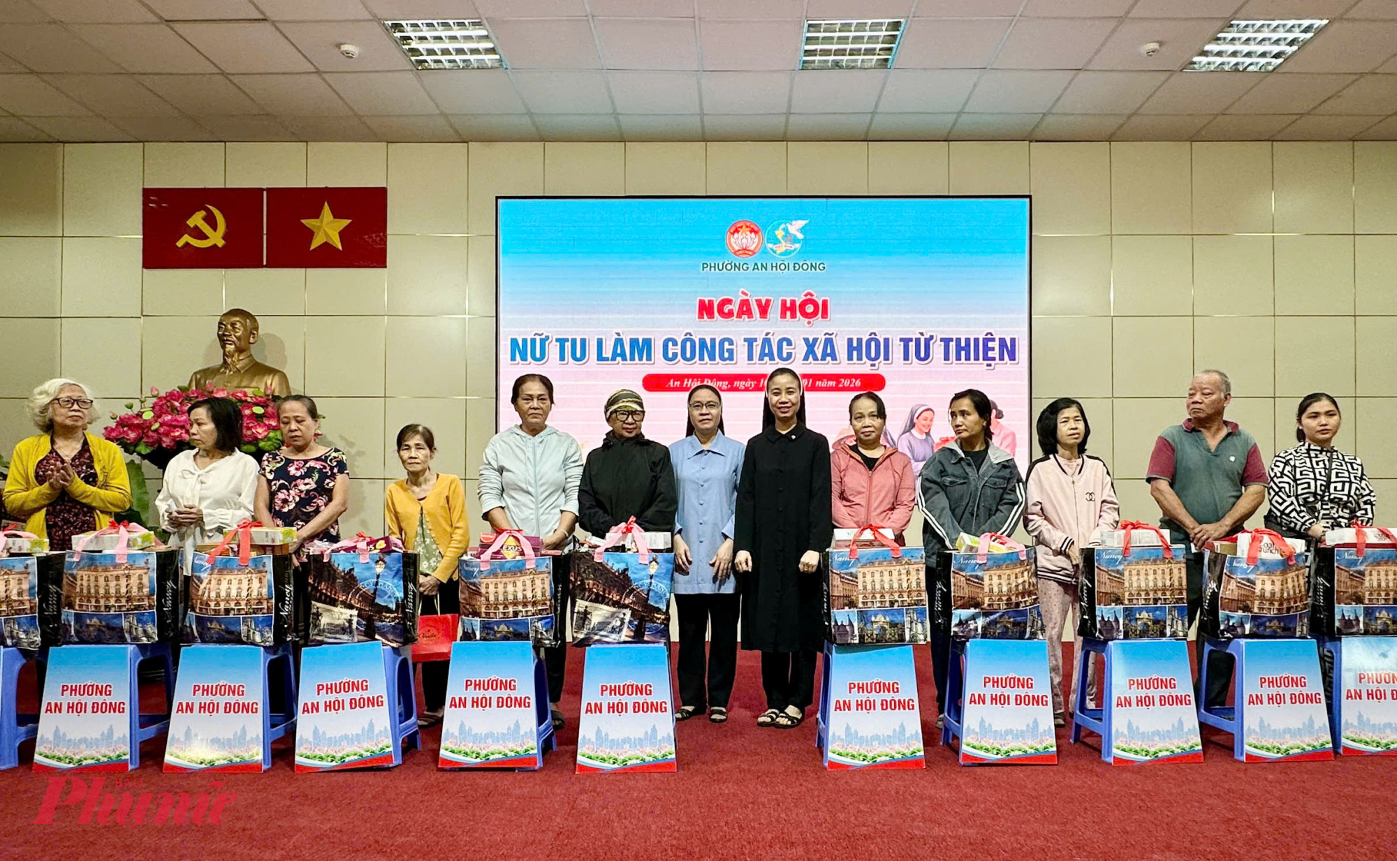 Đại diện các cơ sở tôn giáo, các Dòng nữ tu tặng quà đến các hộ khó khăn tại chương trình - Ảnh: T.N.