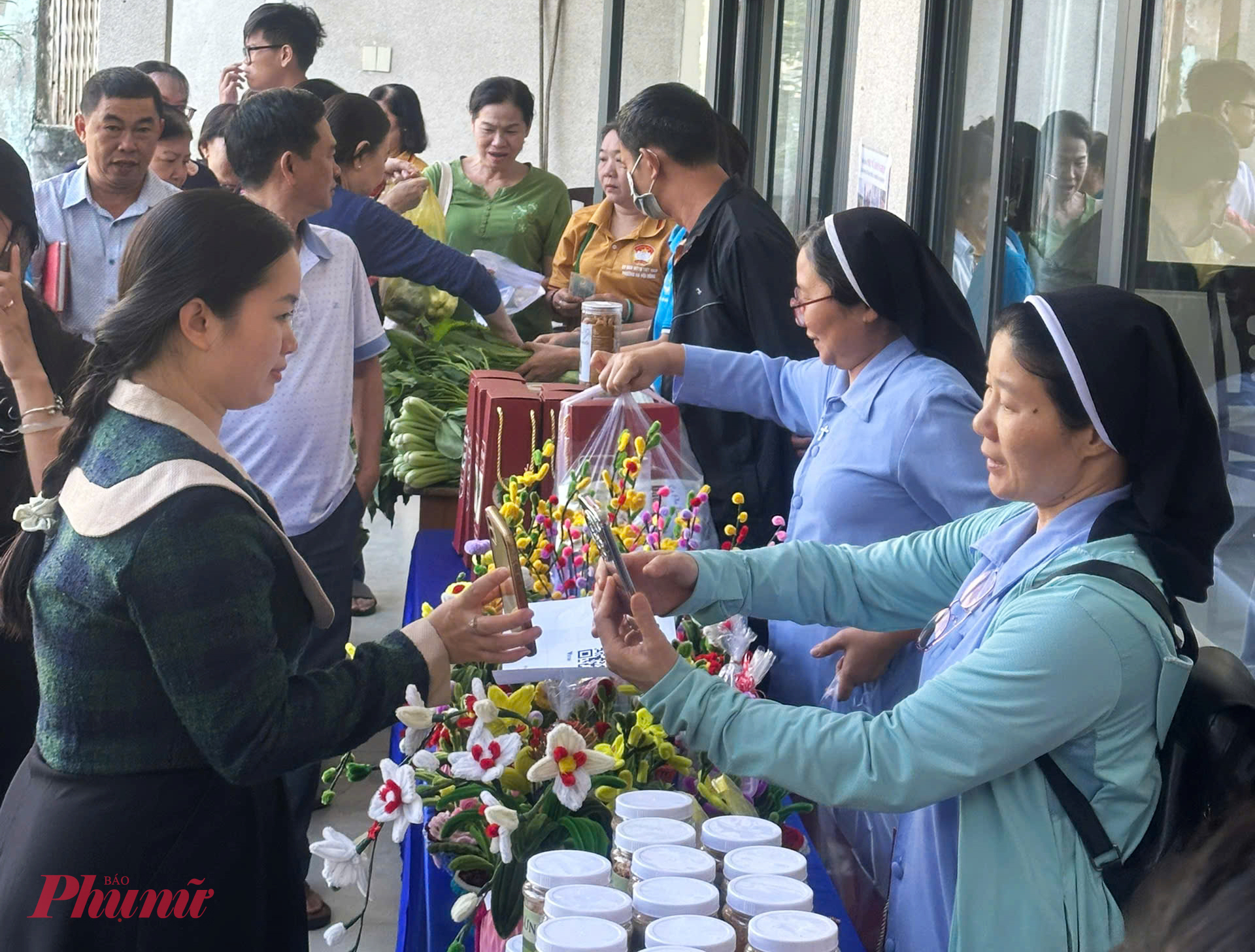 Tại chương trình, đã tổ chức các khu vực trưng bày và giới thiệu các sản phẩm do các dòng tu thực hiện - Ảnh: T.N.