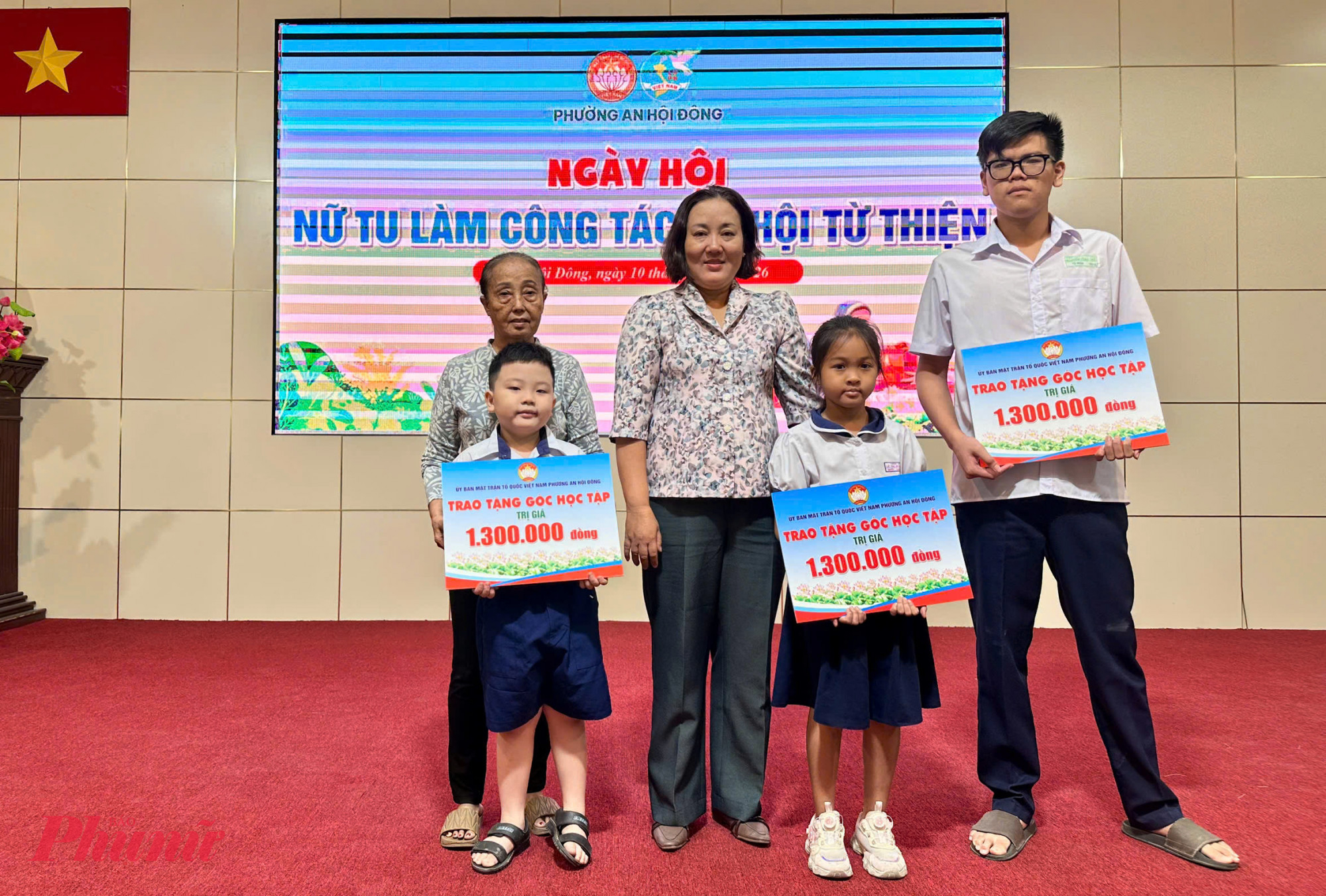 Bà Nguyễn Thị Duyên - Chủ tịch Ủy ban MTTQ Việt Nam phường An Hội Đông tặng góc học tập cho các em học sinh trên địa bàn phường - Ảnh: T.N.