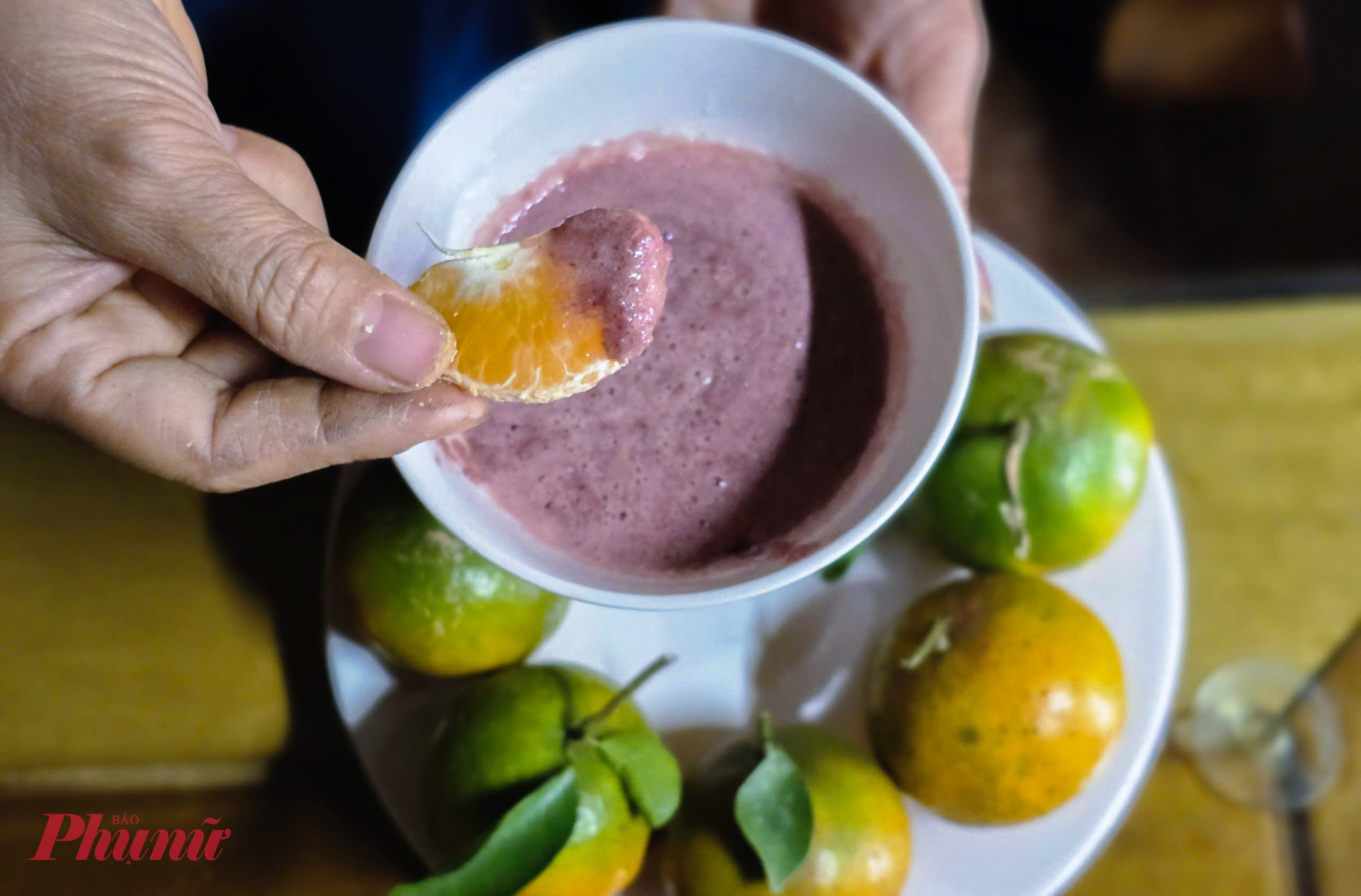 Khác với cam canh hay các giống cam ngọt phổ biến, cam bù vẫn giữ lại vị chua nhẹ ngay cả khi chín. Chính hương vị này khiến cam bù kén người ăn, nhưng lại đặc biệt hấp dẫn với những ai thích cảm giác chua - ngọt hài hòa. Cũng từ vị chua ấy, người dân địa phương sáng tạo nên cách thưởng thức rất riêng khi kết hợp với mắm tôm (còn gọi là ruốc). 