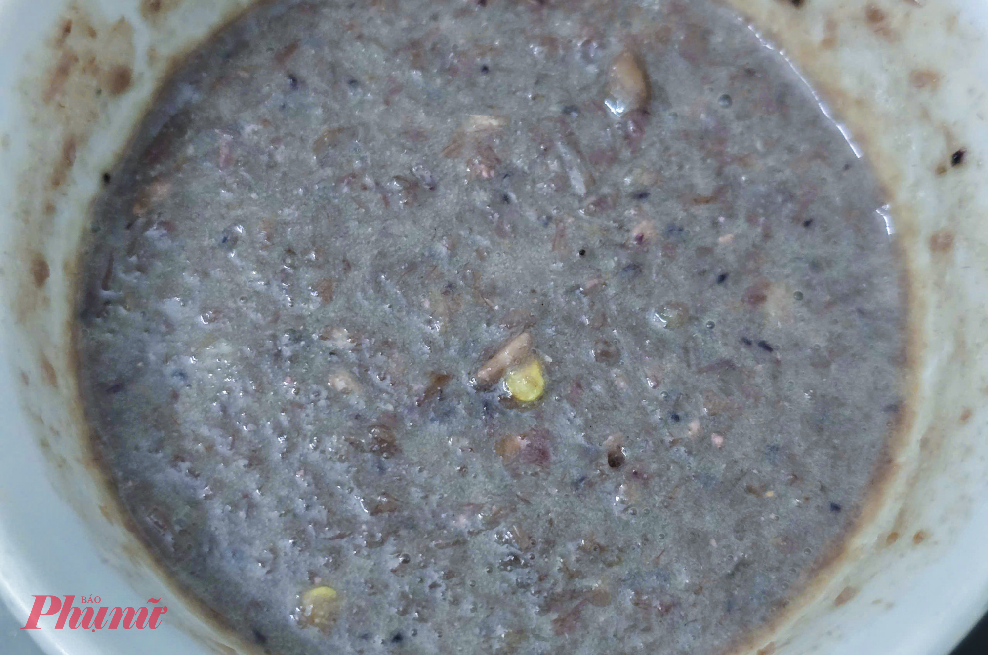 Năm 2025, một TikToker quê tỉnh Hà Tĩnh từng đăng tải video chia sẻ trải nghiệm ăn cam bù chấm mắm tôm. Trong video, anh cho rằng chỉ cam bù mới phù hợp với cách ăn này và còn có tác dụng giải rượu, chữa cảm cúm. Video nhanh chóng thu hút sự chú ý, kéo theo nhiều ý kiến hoài nghi, cho rằng đây chỉ là chiêu “câu view”. 