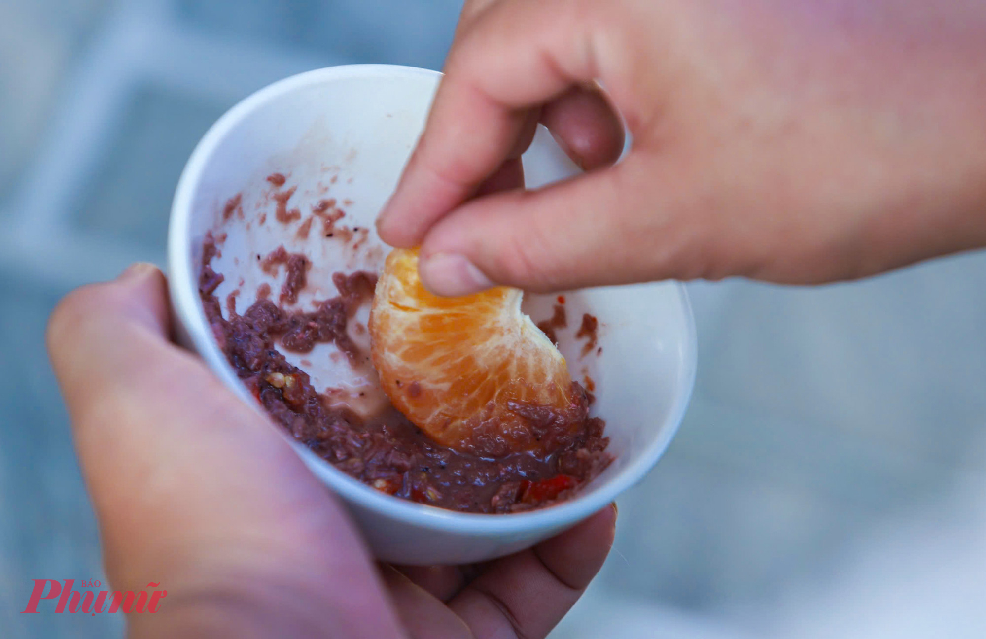 “Cam bù có vị chua nhẹ, chấm với mắm tôm rất hợp. Ngày nay, nhiều gia đình vẫn giữ cách ăn này, đặc biệt là đầu vụ, khi cam chưa chín hẳn, vẫn còn nhiều vị chua” - chị Xuân chia sẻ.