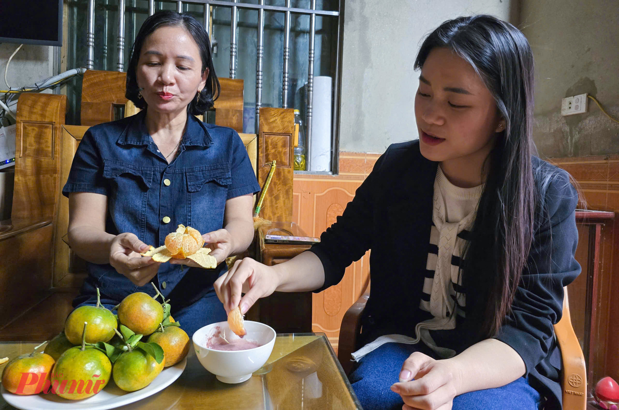 Chị Hồ Thị Xuân (45 tuổi, trú xã Hương Sơn, tỉnh Hà Tĩnh) cho biết, ăn cam bù chấm mắm tôm là thói quen lâu đời của người dân vùng thượng nguồn sông Ngàn Phố. Khi múi cam mọng nước hòa cùng vị mằn mòi của ruốc, hương vị như được đánh thức, đậm đà và lạ miệng, để rồi chỉ cần nếm thử một lần là khó quên.