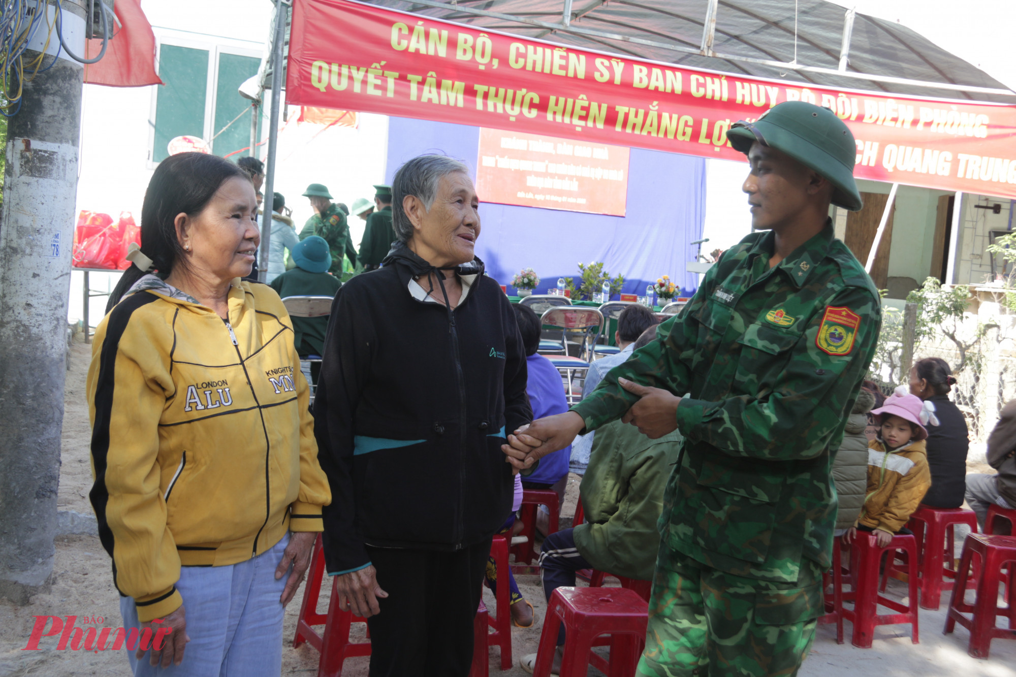 Nhiều người dân vùng lũ xúc động trong giây phút nói lời chia tay những người lính mang quân hàm xanh