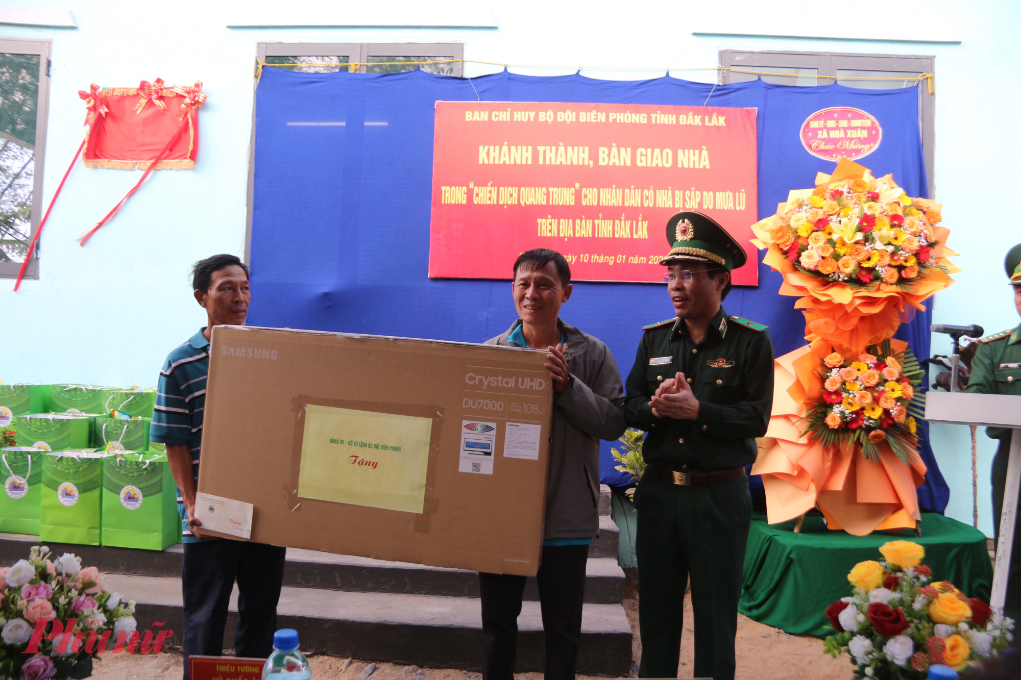 Ông Thuyền đón nhận nhiều phần quà ý nghĩa của các đơn vị