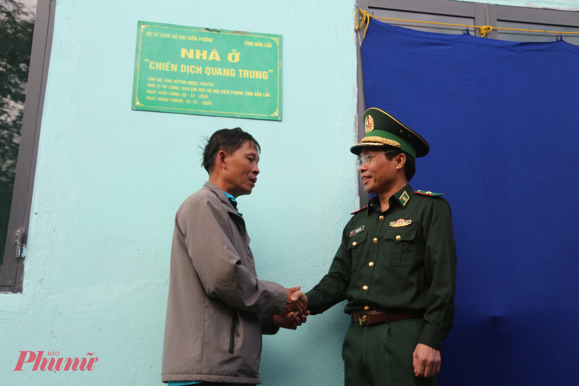 Ông Huỳnh Ngọc Thuyền bịn rịn chia tay các cán bộ, chiến sĩ bộ đội biên phòng