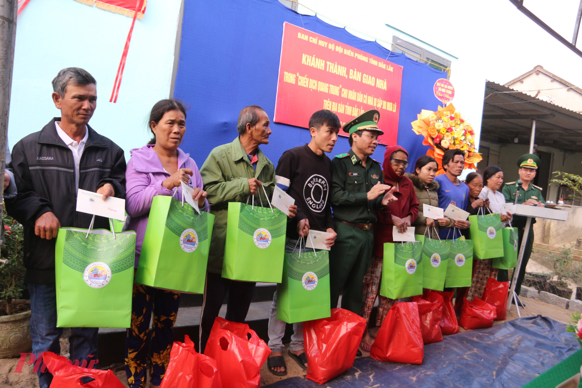 Các đơn vị trao tặng nhiều phần qùa ý nghĩa cho người dân trên địa bàn Hòa Xuân