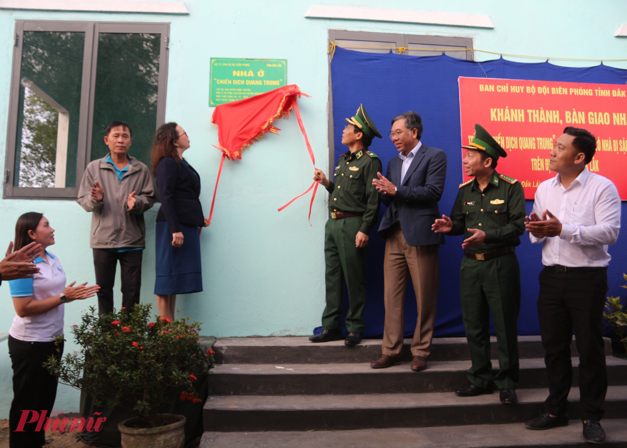 Nghi thức bàn giao nhà ở Chiến dịch Quang Trung cho gia đình ông Huỳnh Ngọc Thuyền