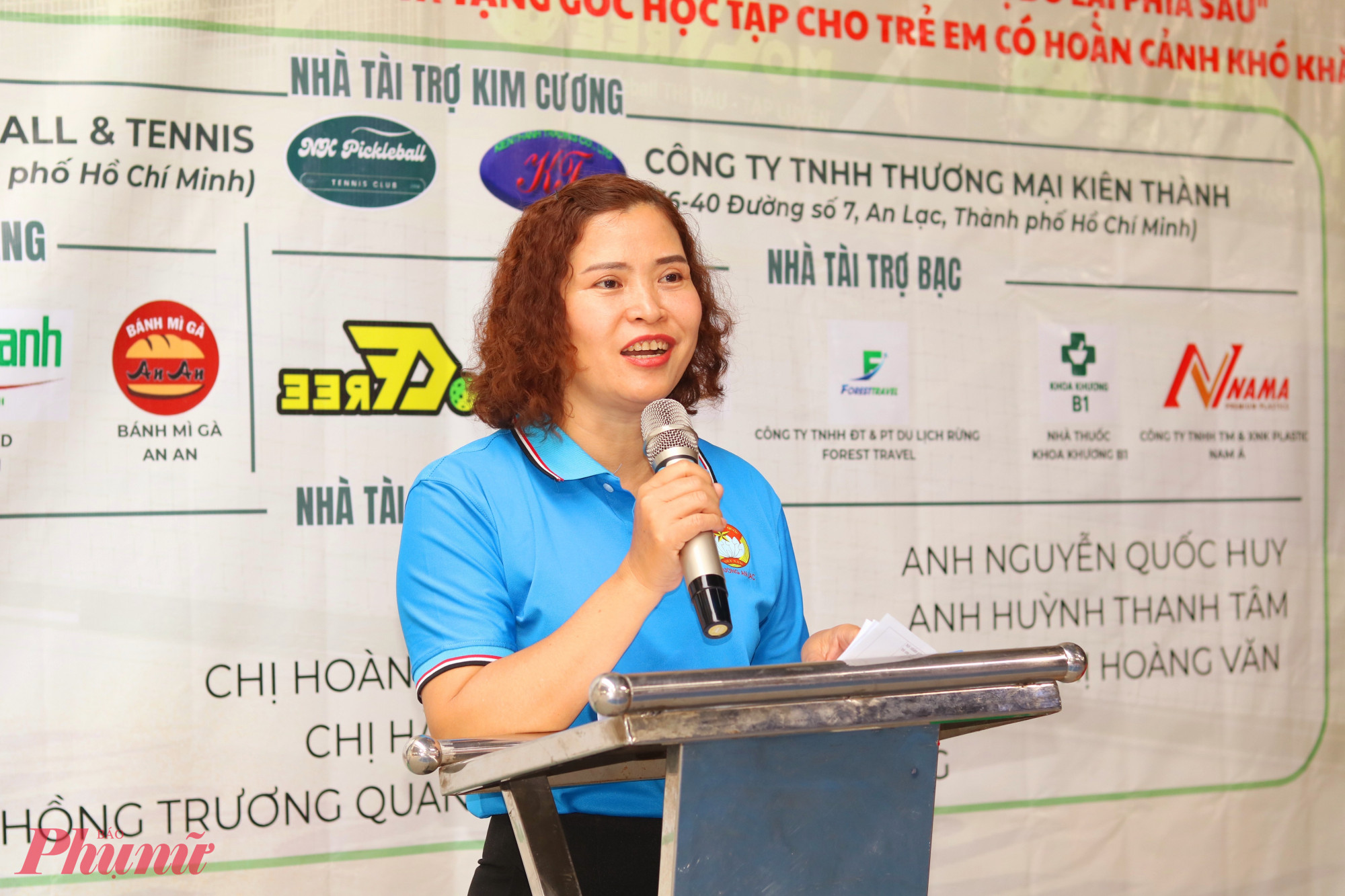 Bà Nguyễn Thị Cẩm – Phó chủ tịch Ủy ban MTTQ Việt Nam phường An Lạc, Chủ tịch Hội LHPN phường – phát biểu khai mạc và thông tin về ý nghĩa của giải đấu - Ảnh: Mẫn Nhi