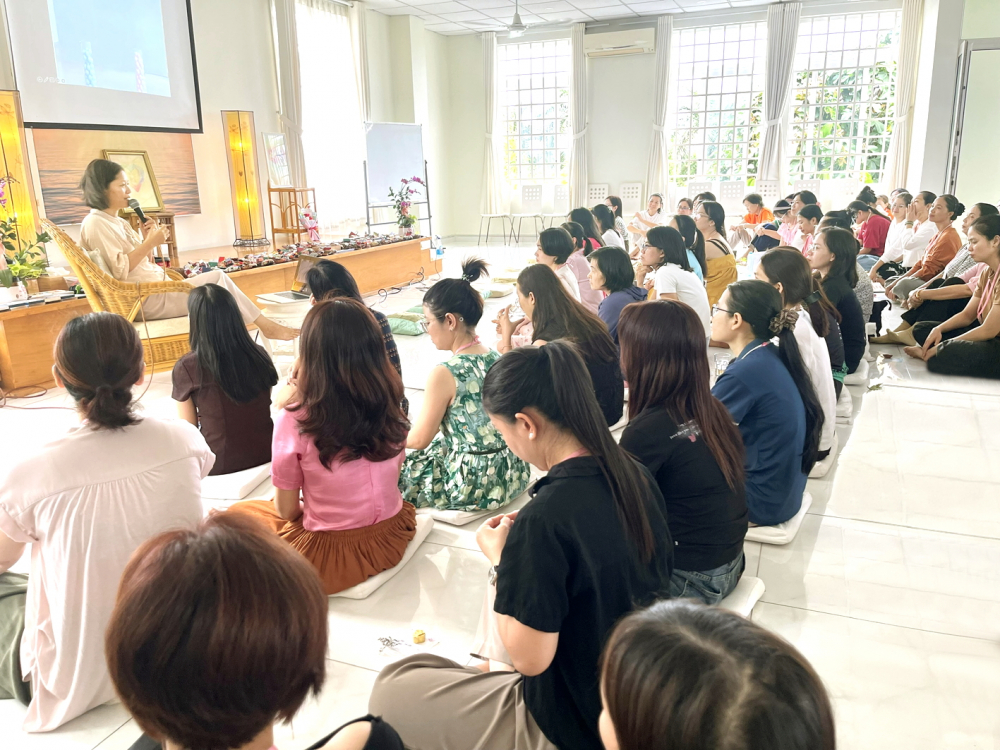 Bà Phạm Thị Sen chia sẻ với chị em về cách tìm sự cân bằng trong cuộc sống