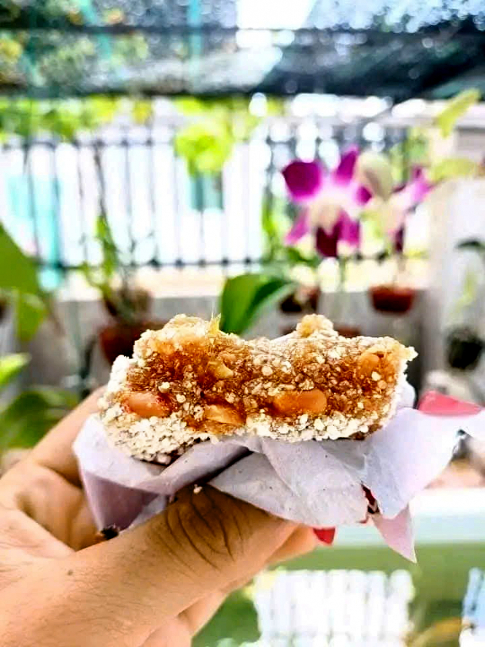 Chiếc bánh xà lam bẻ đôi