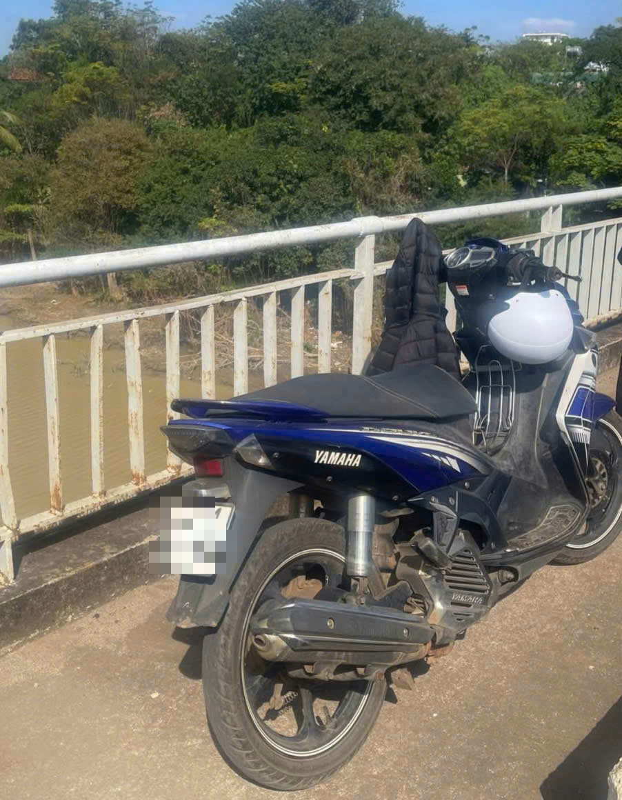 Xe máy của nam sinh viên để lại trên cầu Sêrêpốk-Ảnh: MXH
