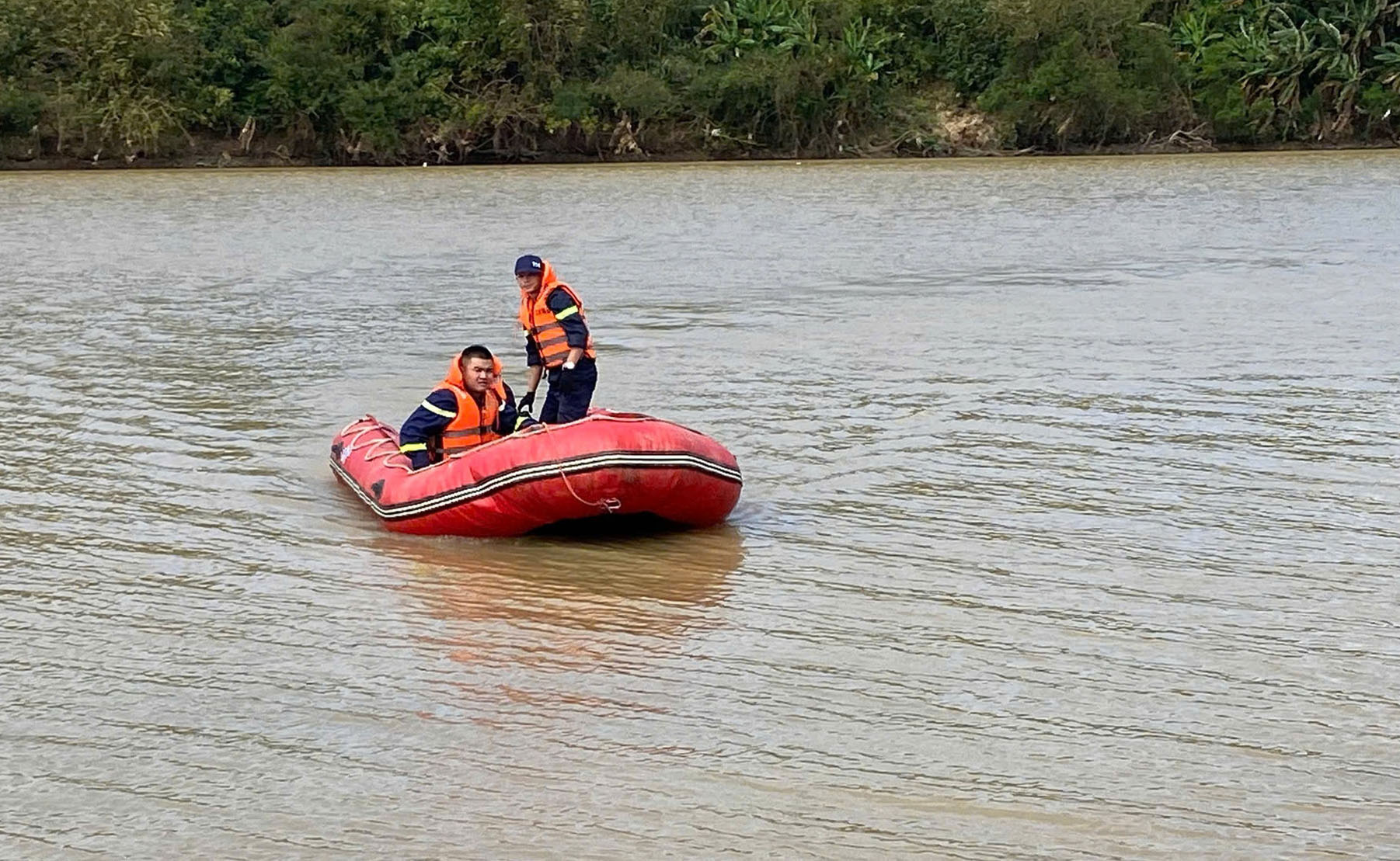 Lực lượng cảnh sát tìm kiếm nam sinh viên nghi nhảy cầu tự tử- Ảnh: MXH