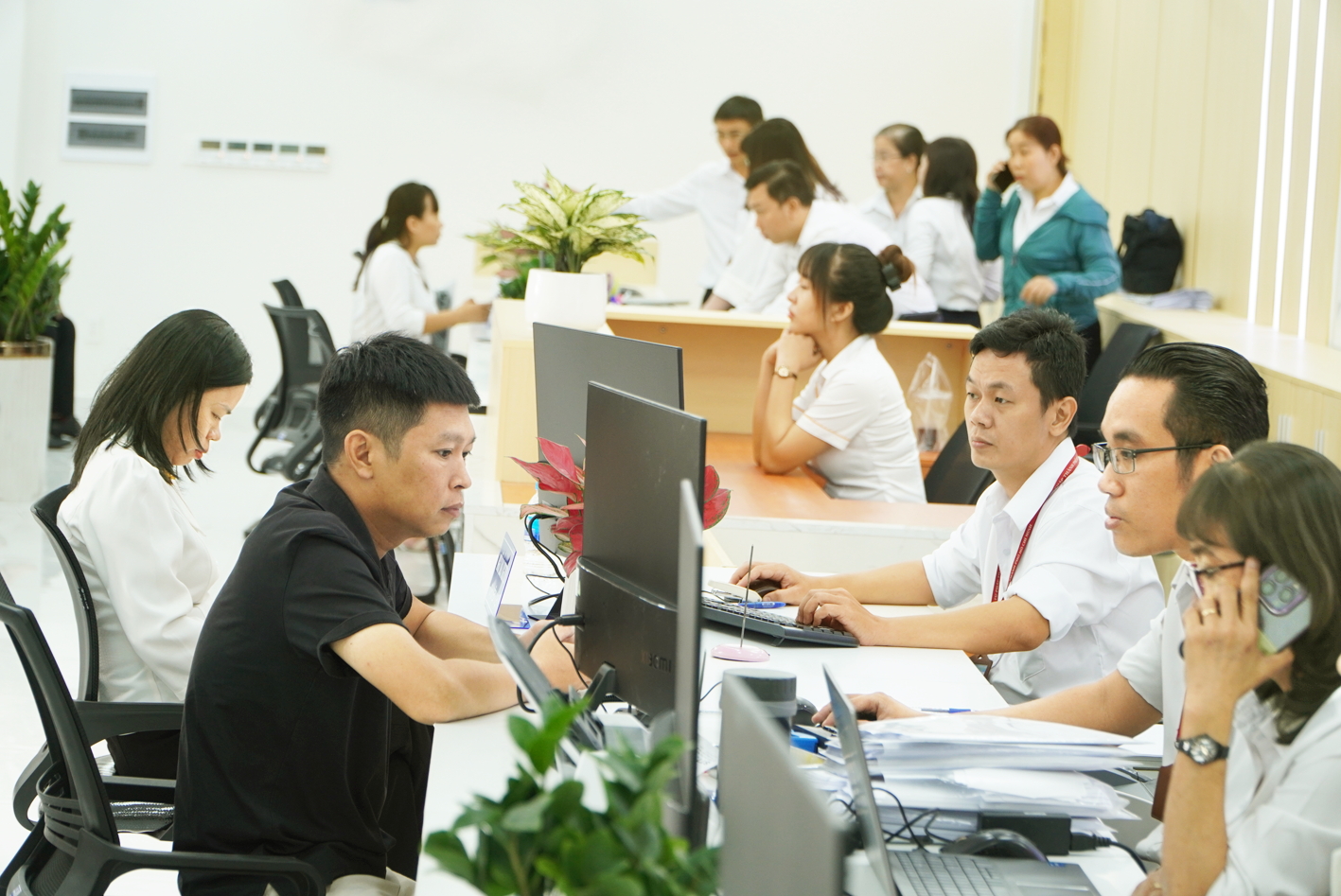 Cán bộ, công chức hướng dẫn người dân làm hồ sơ tại Trung tâm Phục vụ hành chính công TPHCM