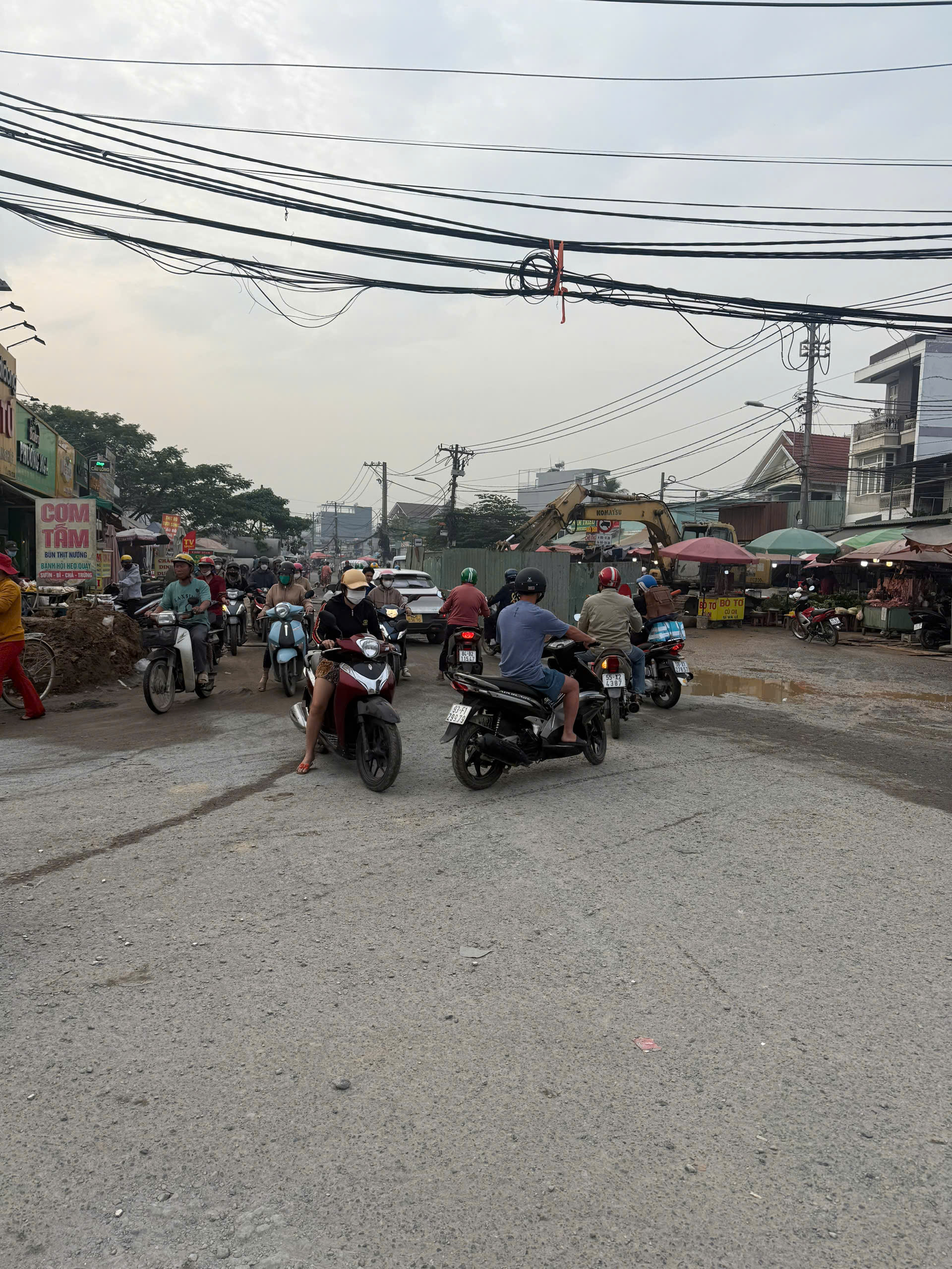 Lô cốt gây kẹt xe trên đường Lò Lu. Ảnh: A.X.